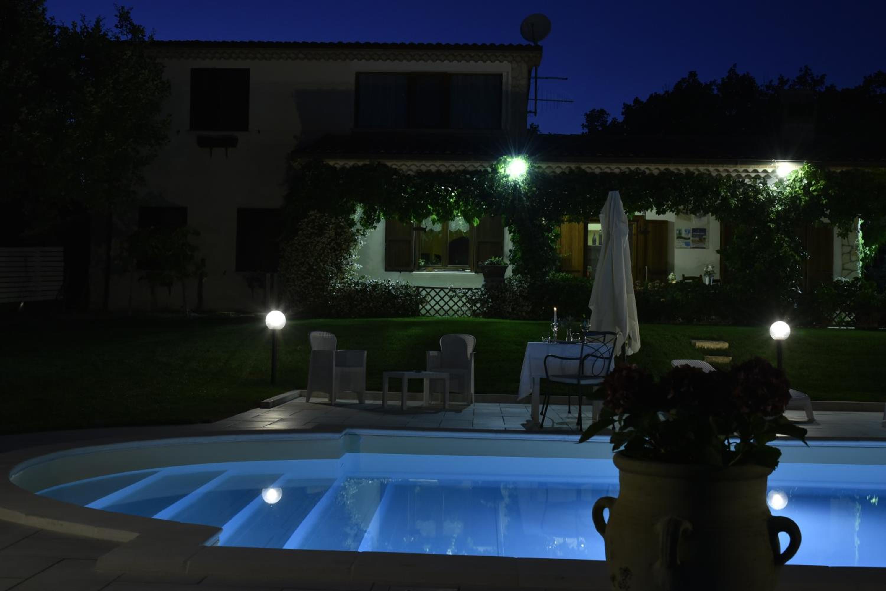 Large Double Room with Private External Bathroom - Photo 4