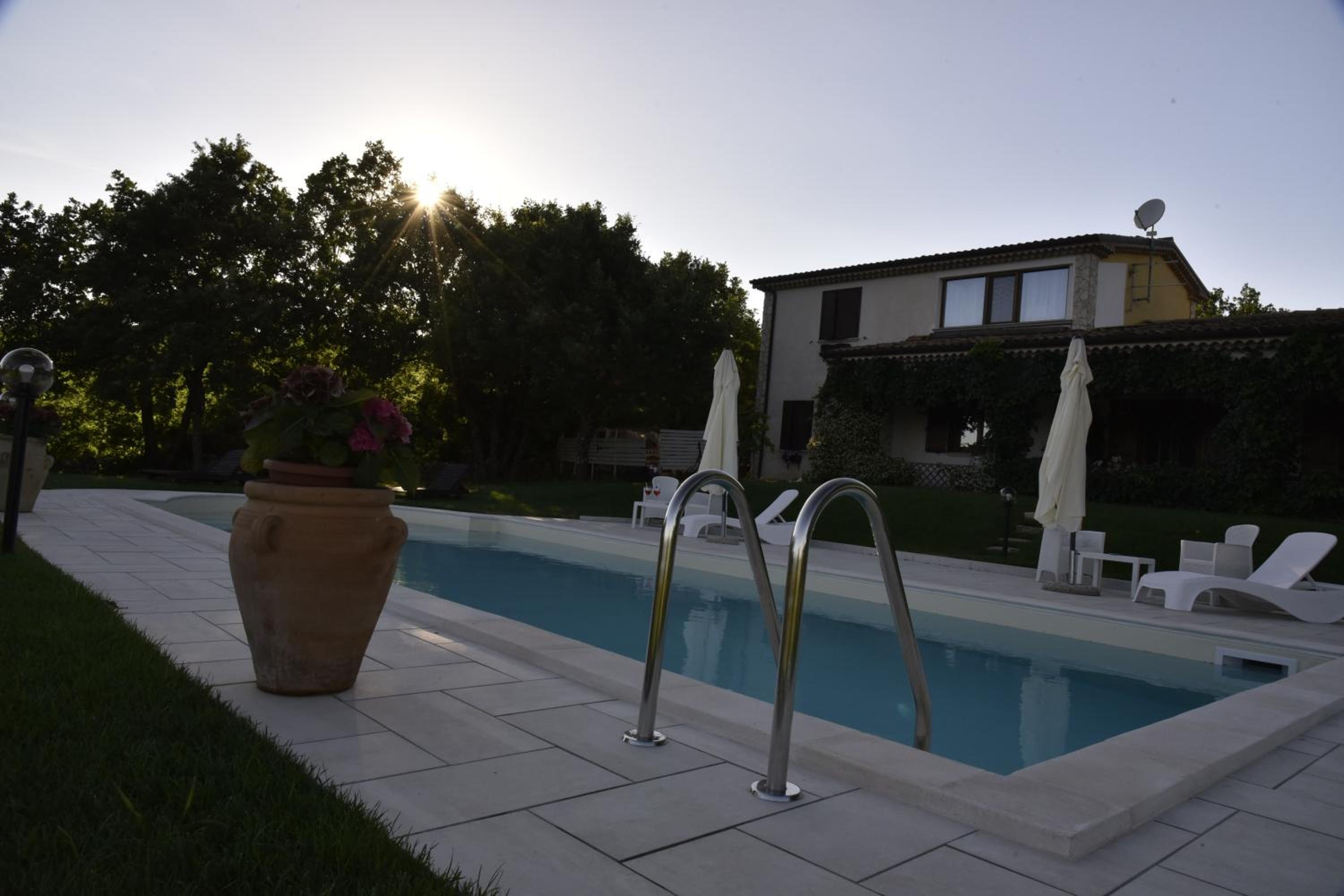 Large Double Room with Private External Bathroom - Photo 8