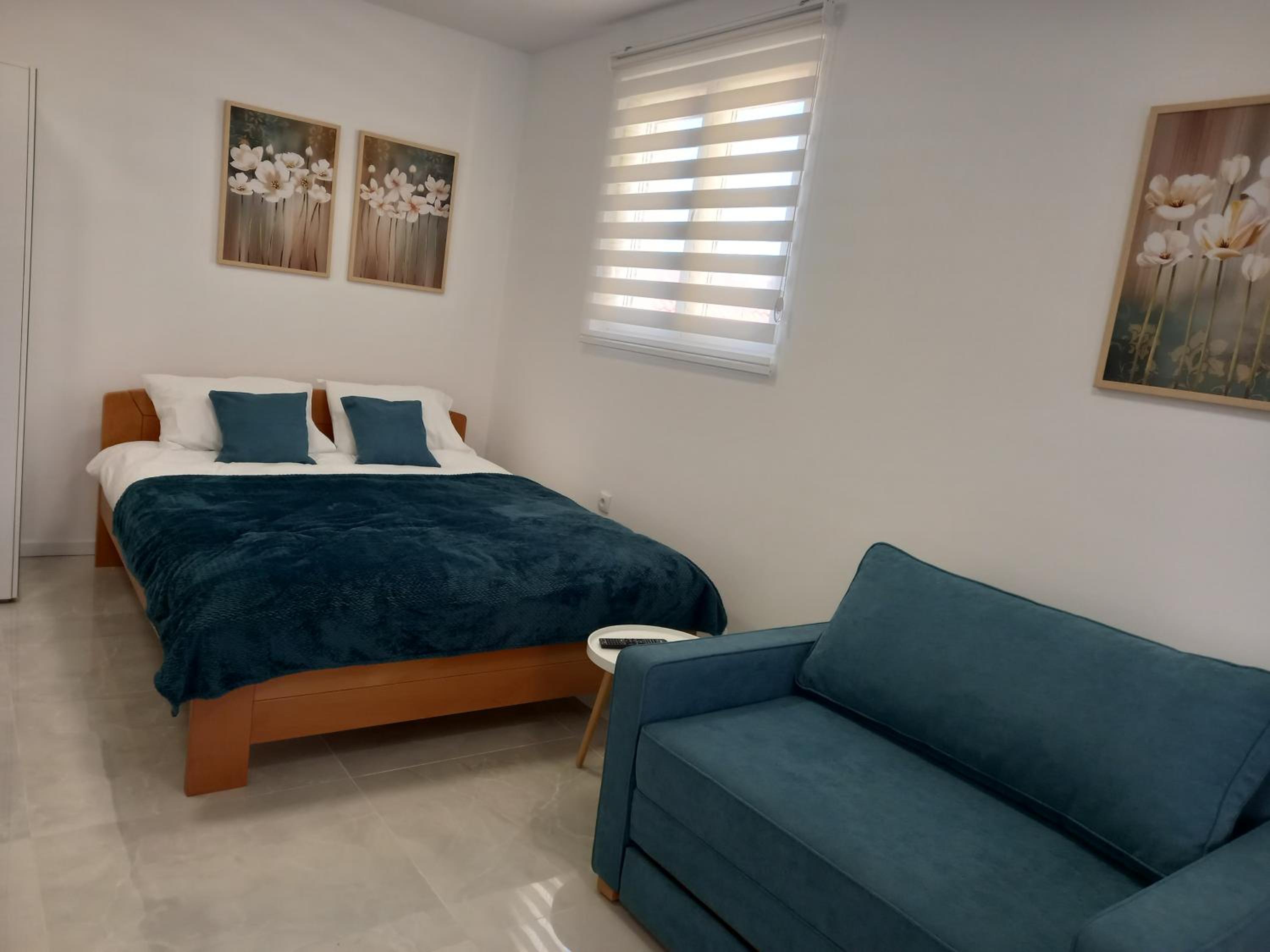 One-Bedroom Apartment photo 1