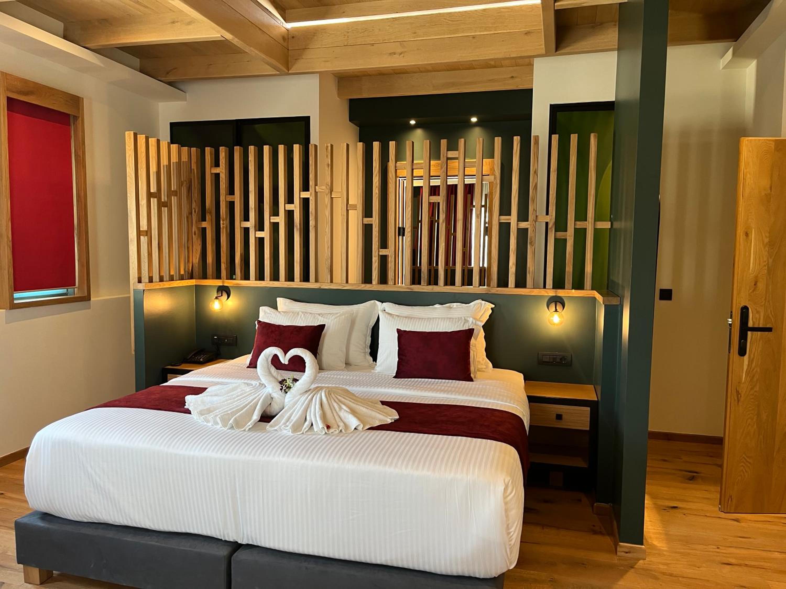 Lux Suite with Indoor Jacuzzi photo 2
