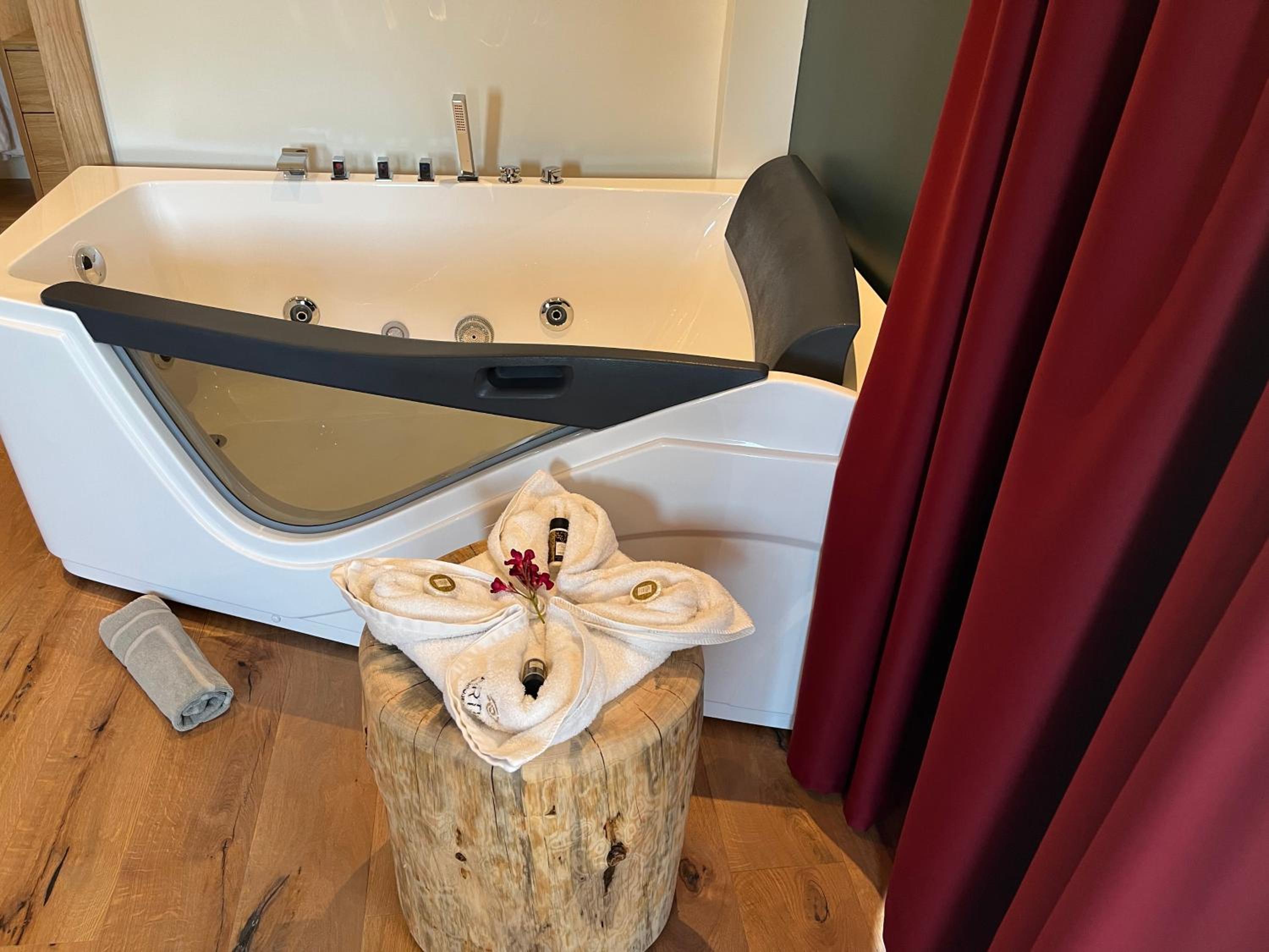 Lux Suite with Outdoor Jacuzzi photo 2
