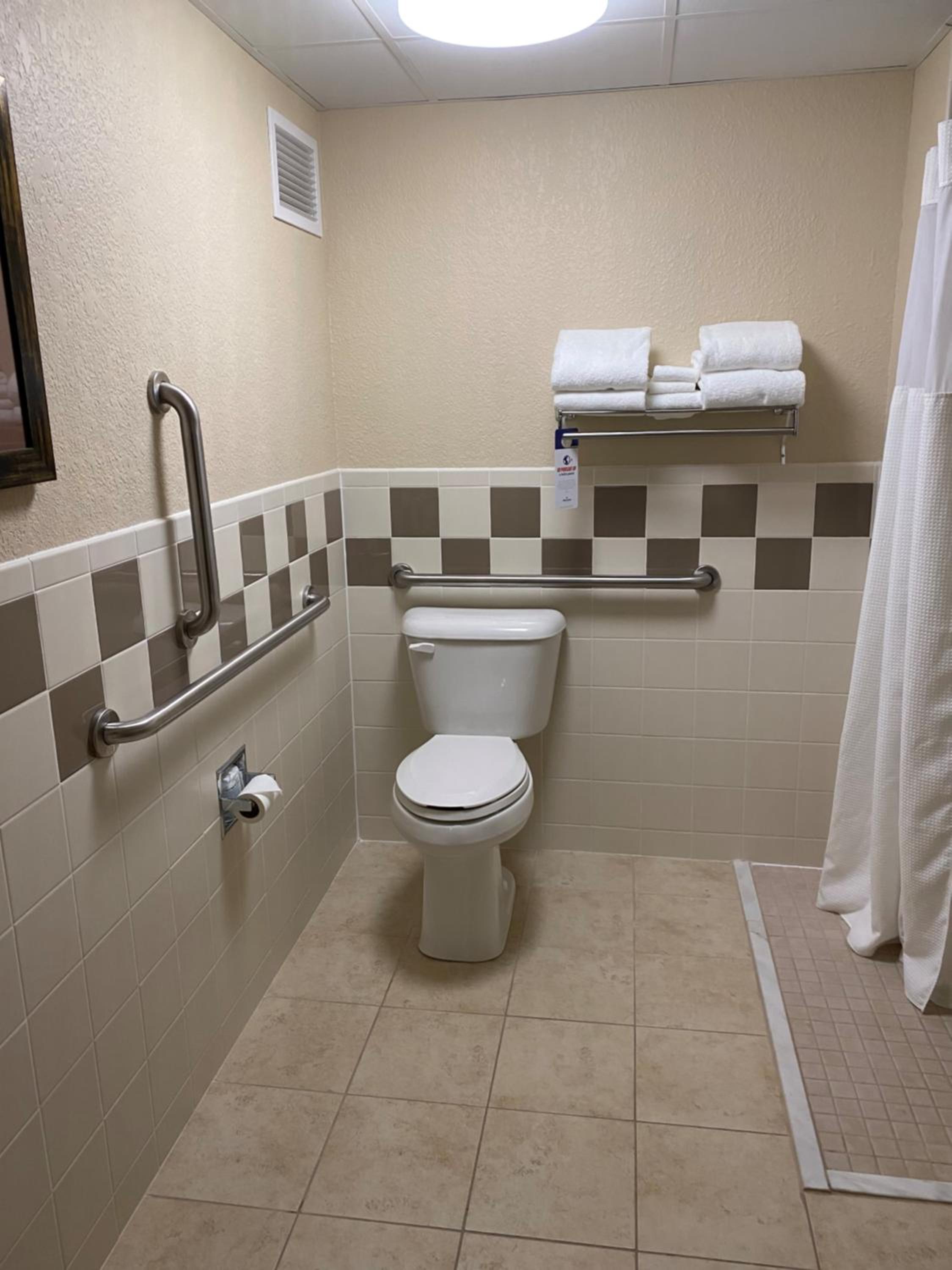 Queen Room with Two Queen Beds and Roll-in Shower - Mobility Accessible/Non-Smoking photo 3