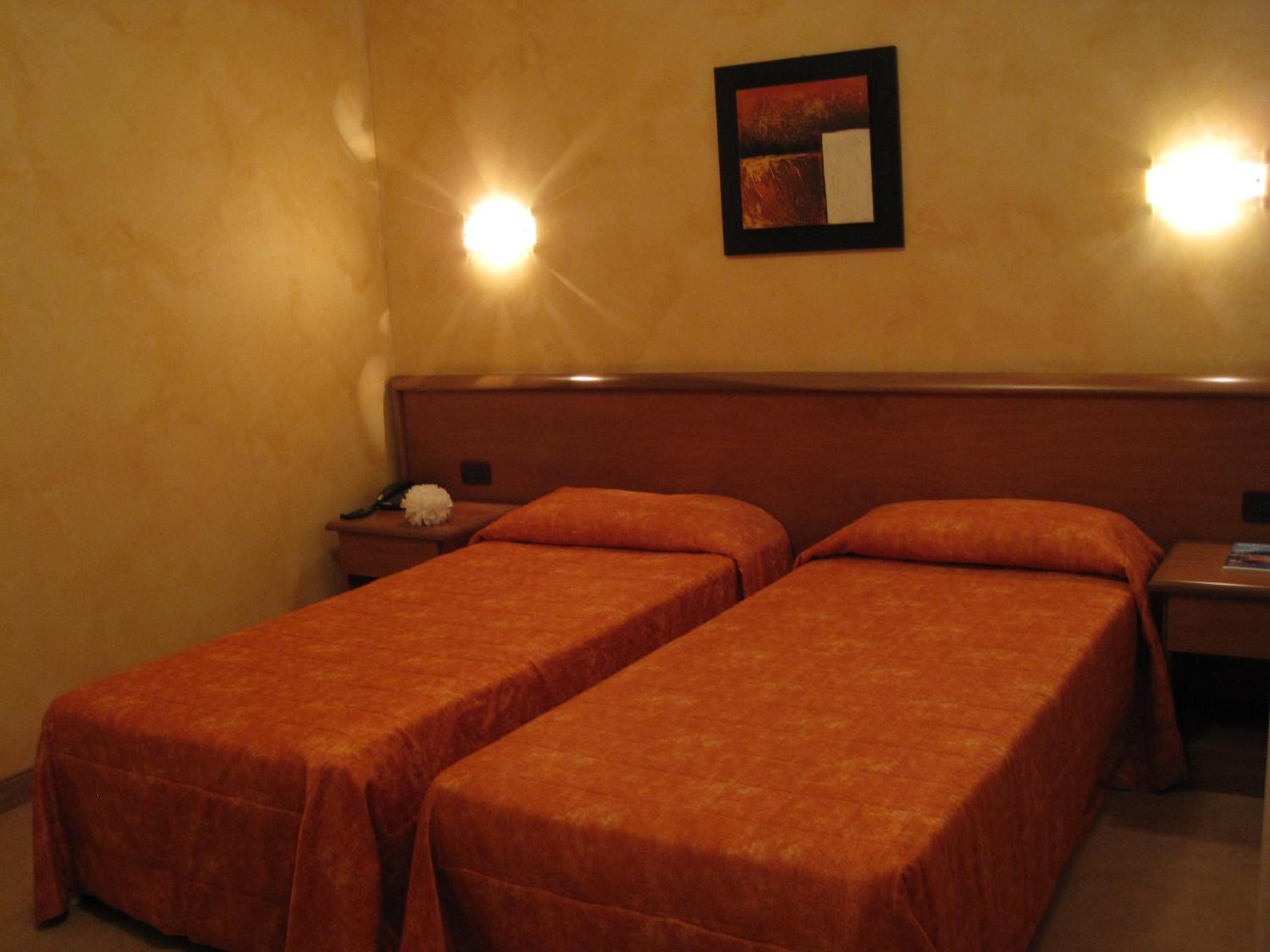 Twin Room with Private Bathroom - Photo 1