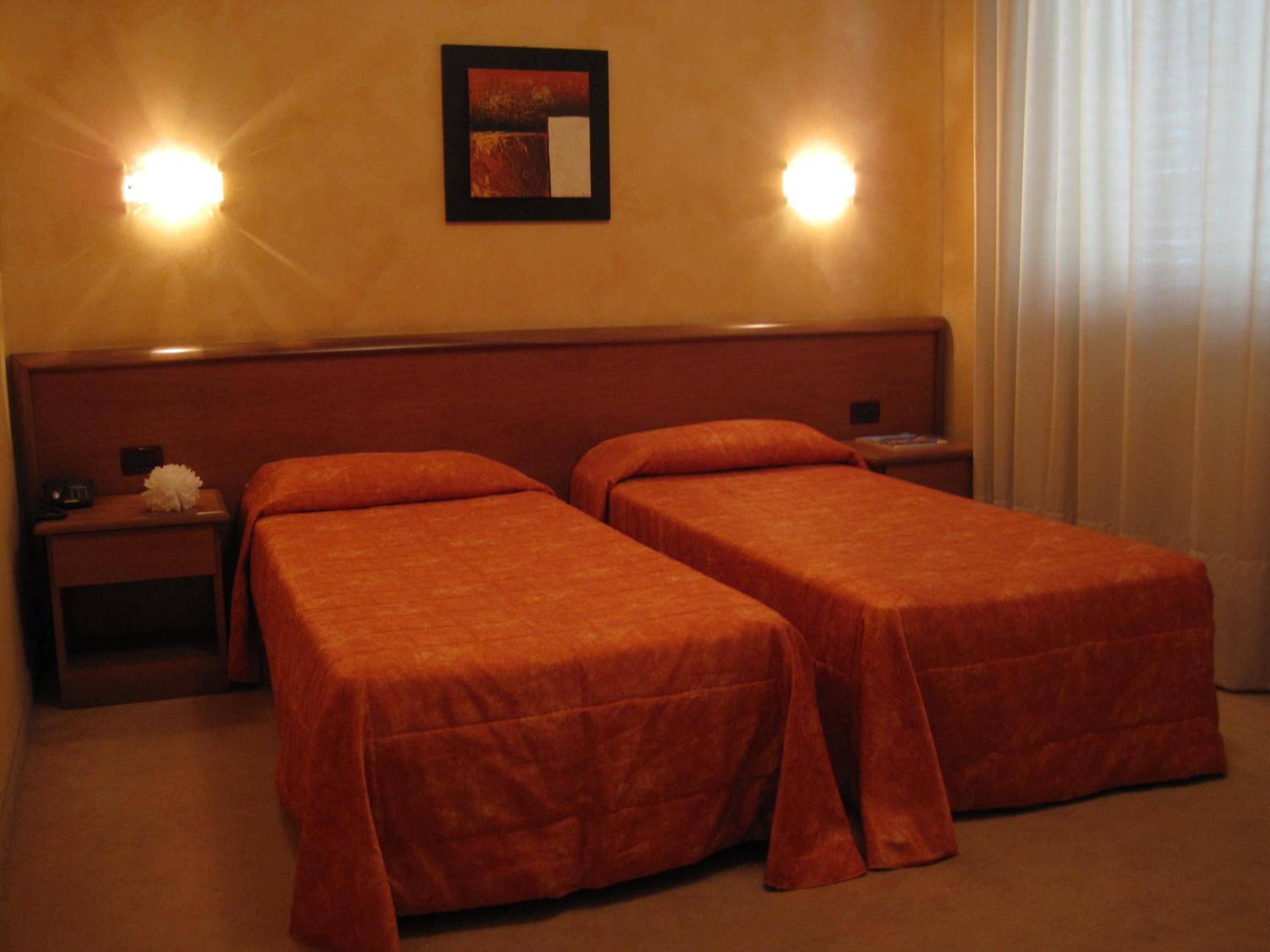 Twin Room with Private Bathroom - Photo 7