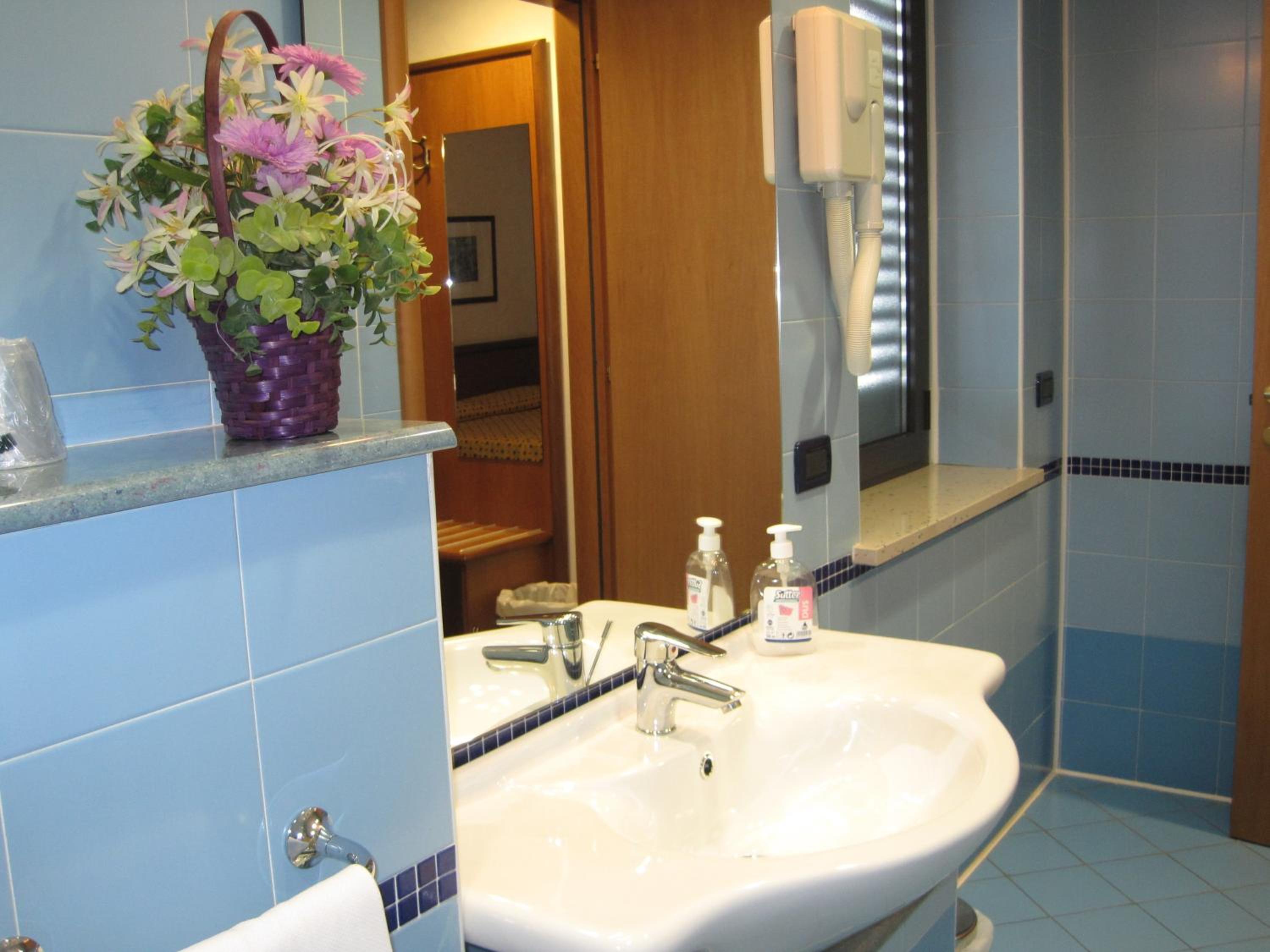 Double Room with Private Bathroom - Photo 4
