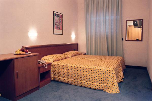 Twin Room with Private Bathroom - Photo 5