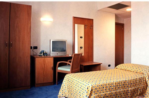 Triple Room with Private Bathroom - Photo 3