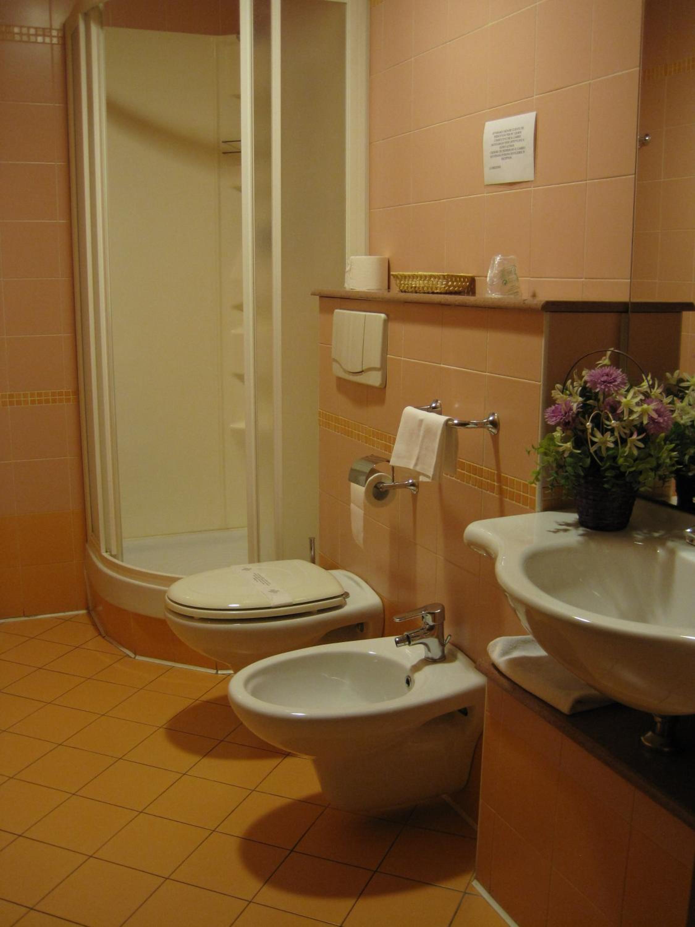 Twin Room with Private Bathroom - Photo 4