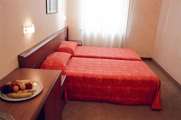 Twin Room with Private Bathroom - Photo 3