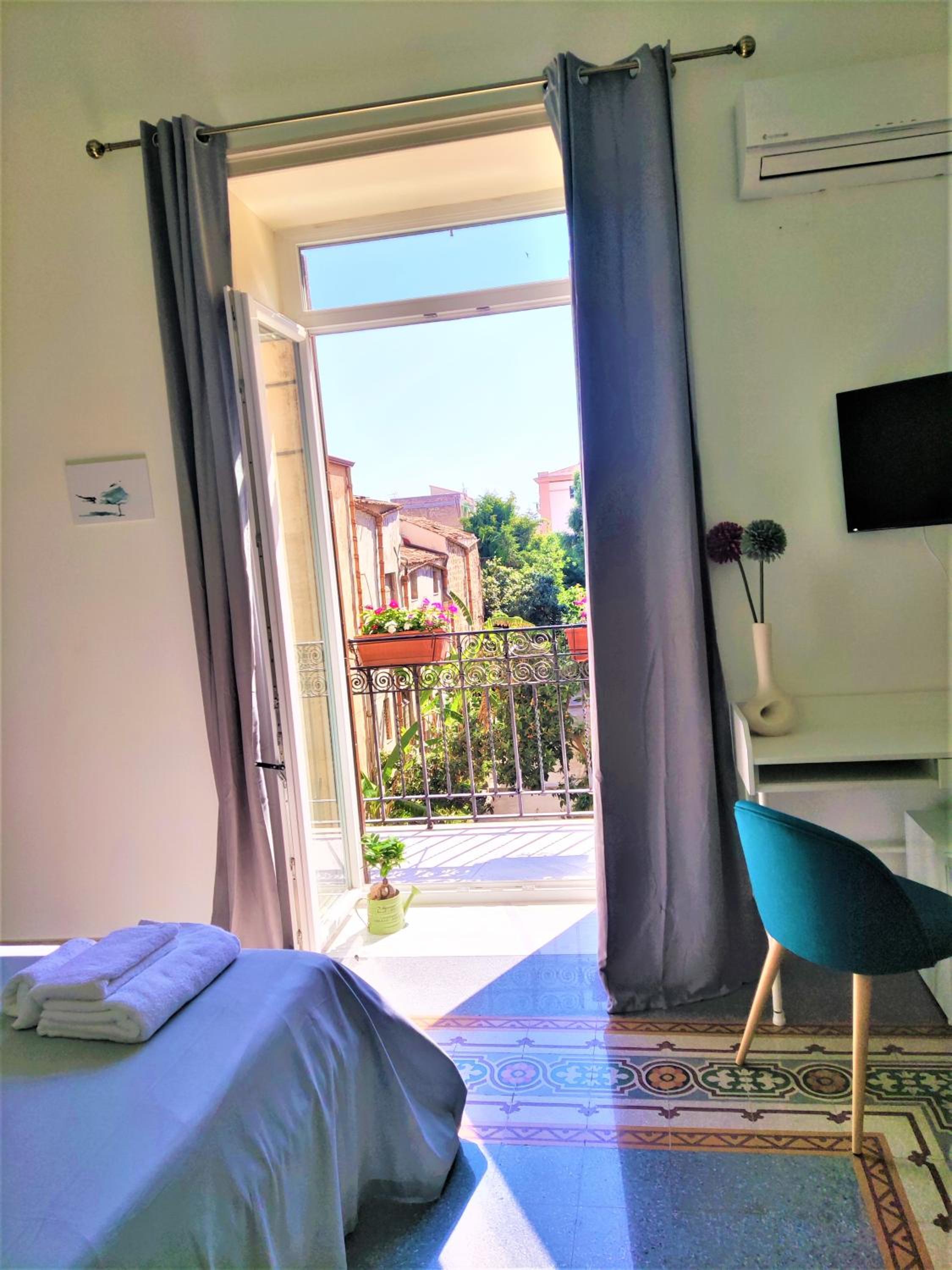 Double Room with Balcony - Photo 22