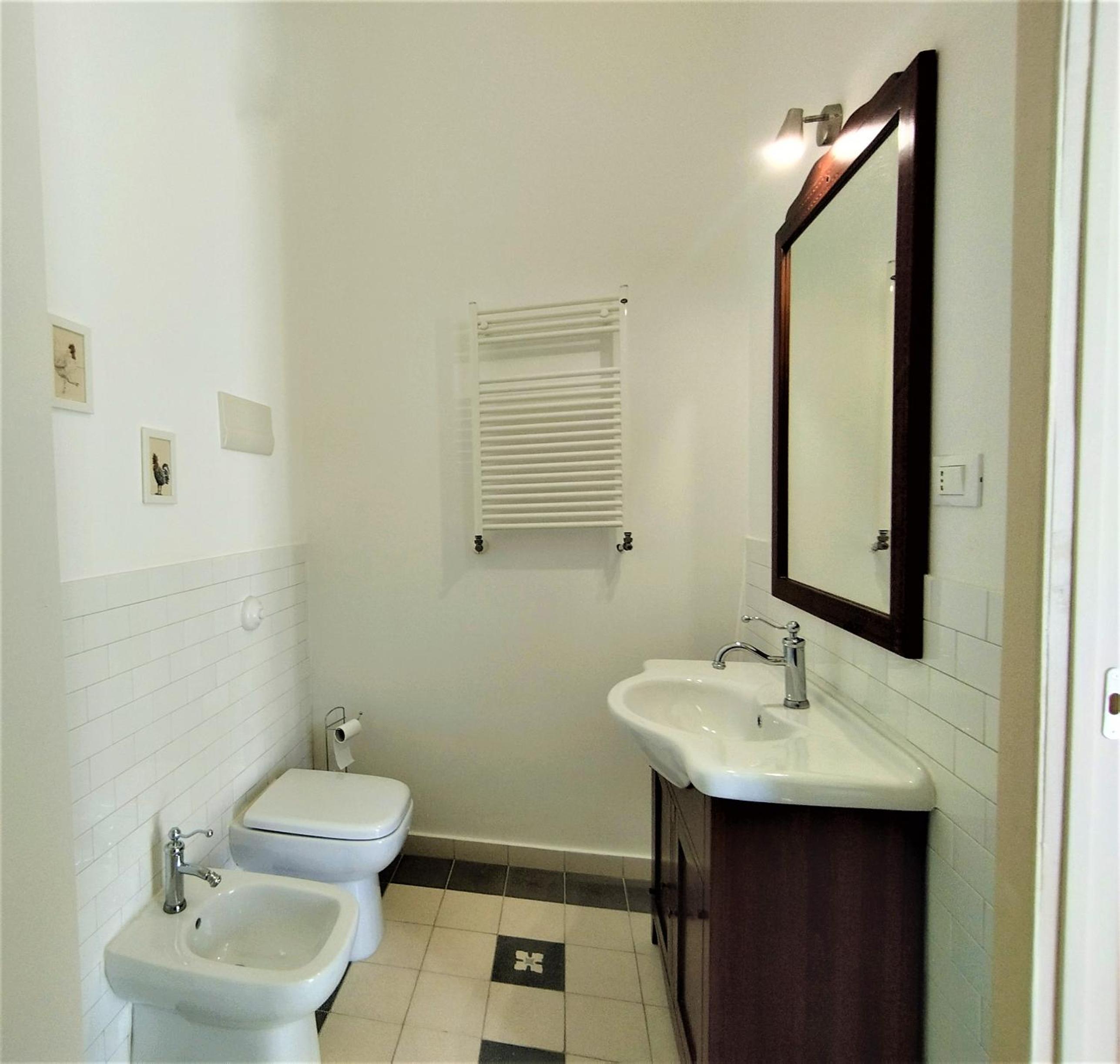 Double Room with Balcony - Photo 11