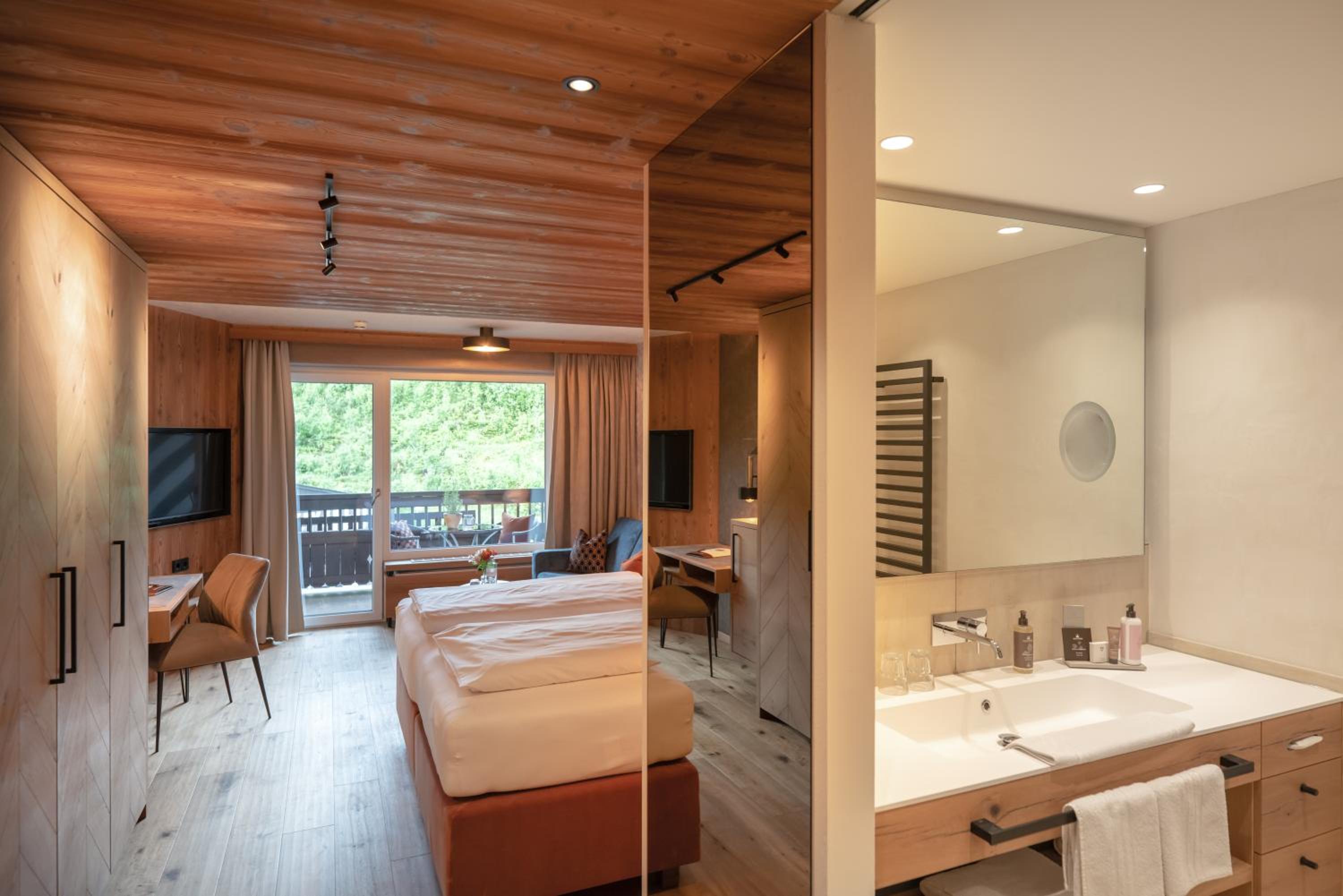 Deluxe Double Room with Balcony photo 2