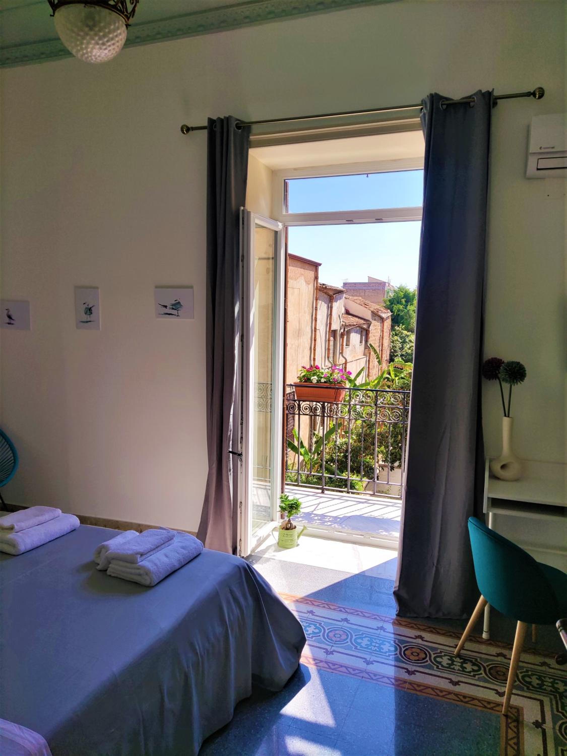 Double Room with Balcony - Photo 10