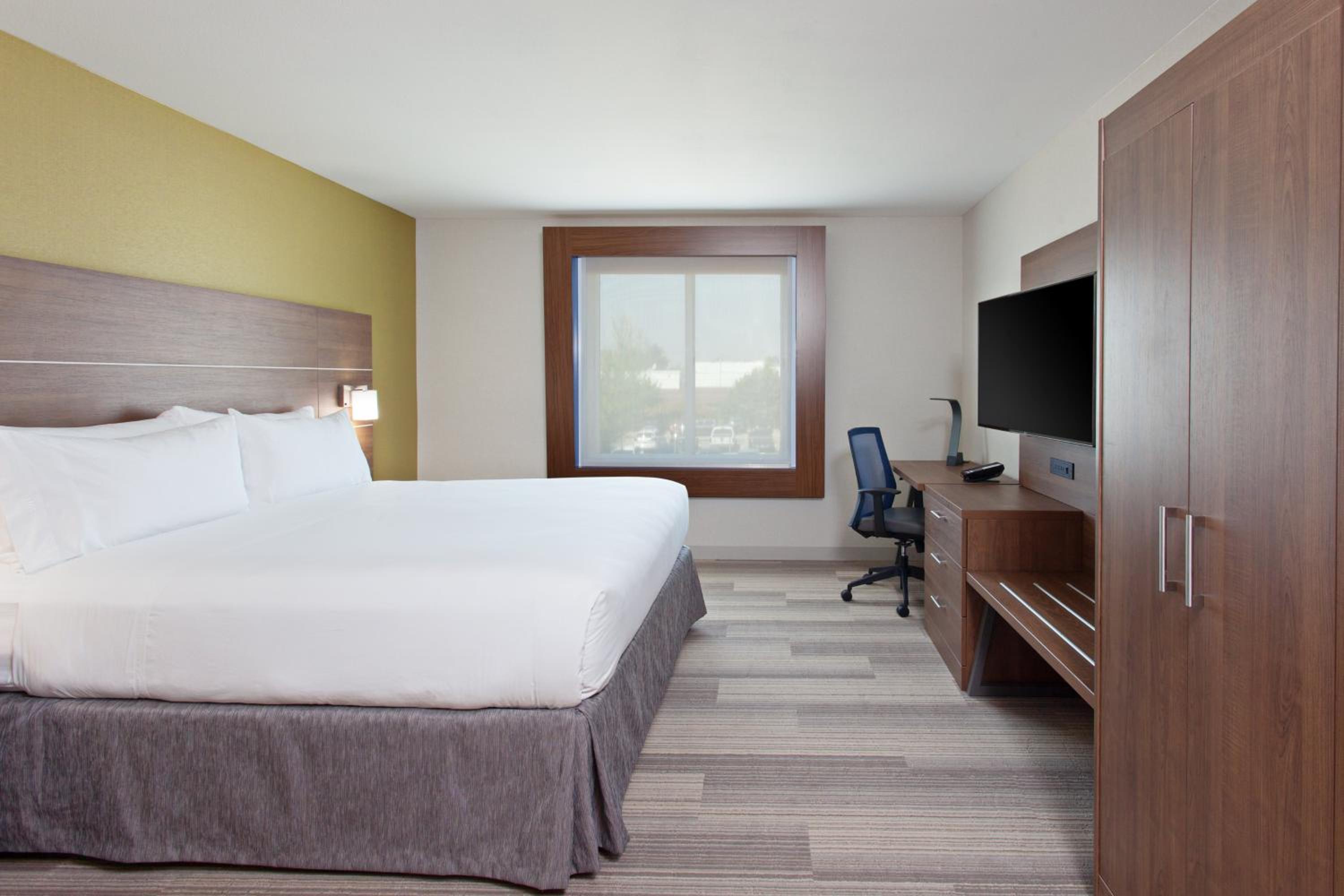 Standard King Room with Roll-in Shower - Mobility Accessible photo 1