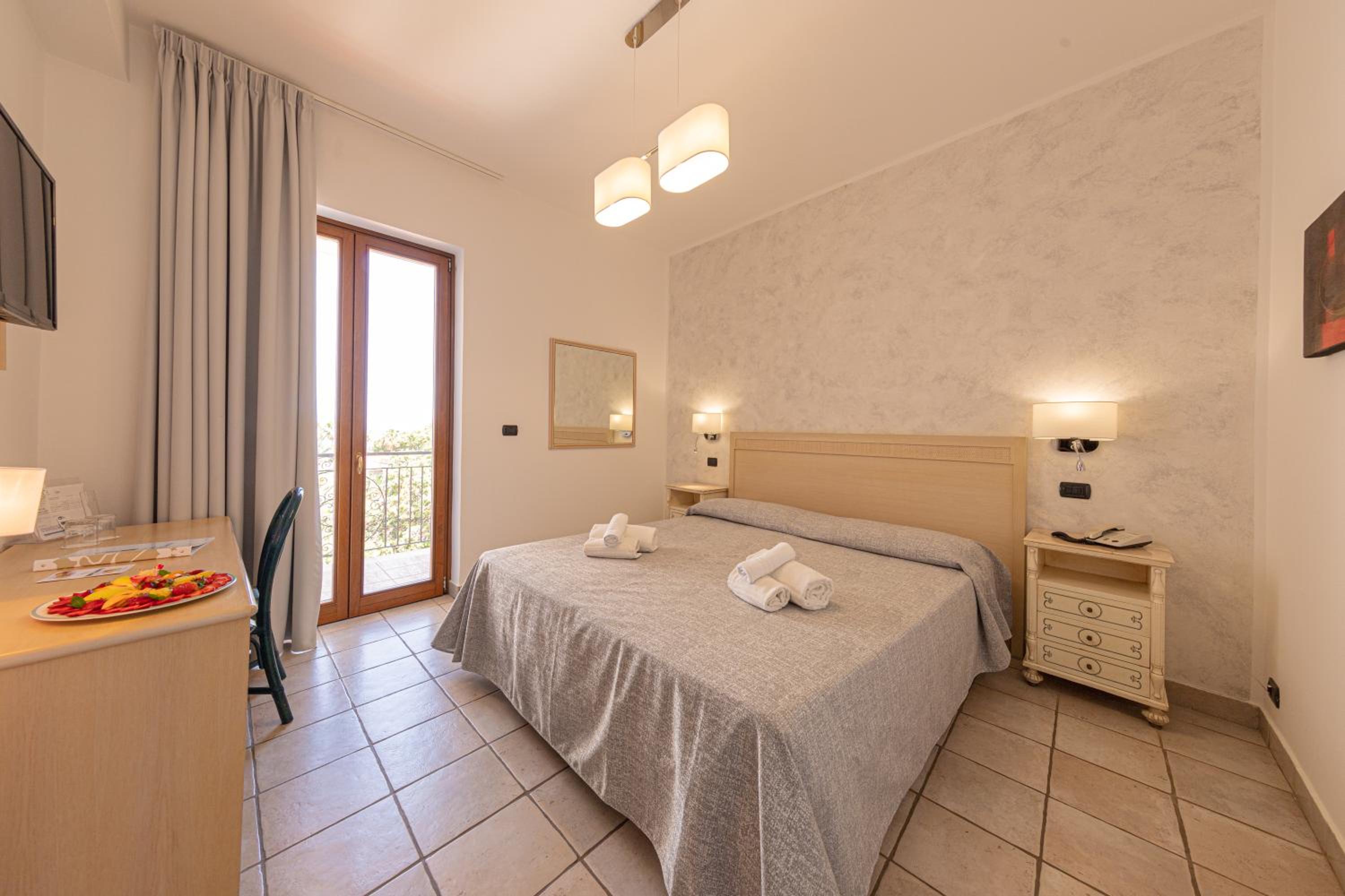 Double or Twin Room with Sea View - Photo 7