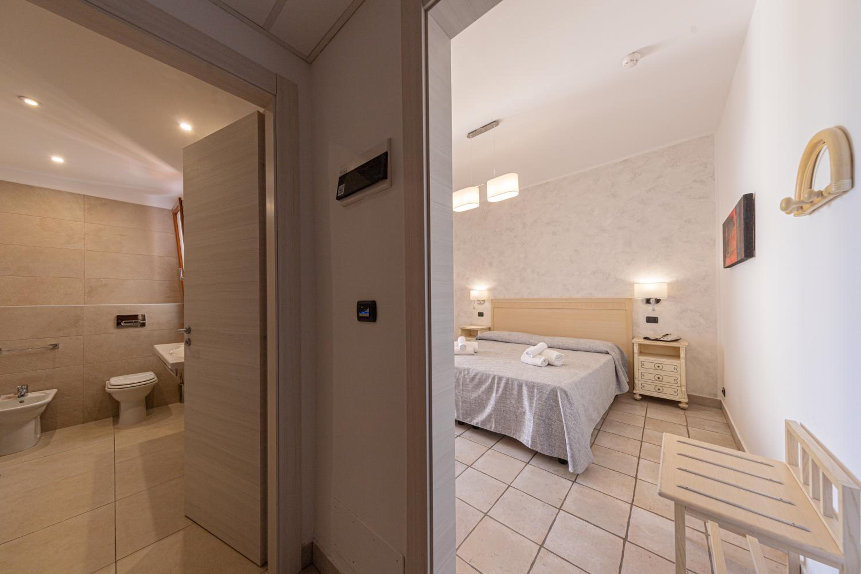 Double or Twin Room with Sea View - Photo 6