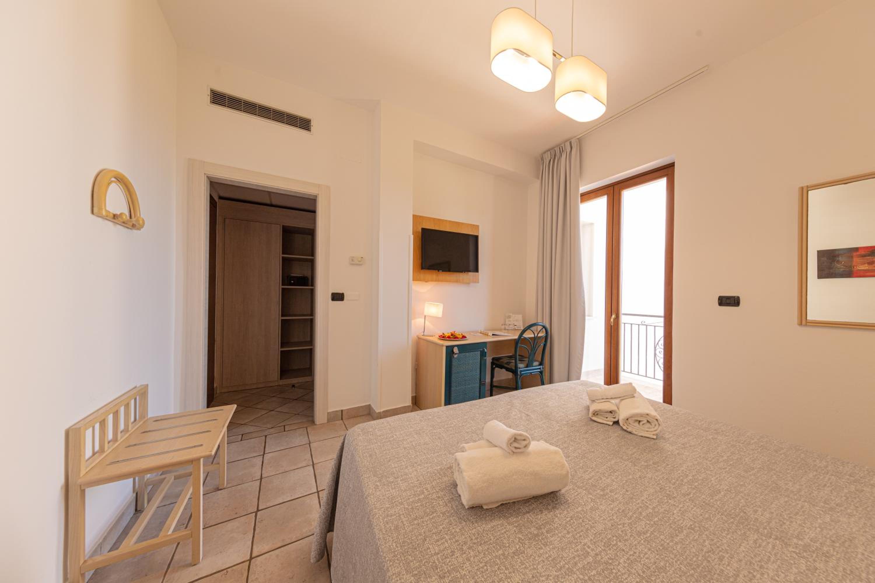 Double or Twin Room with Sea View - Photo 5