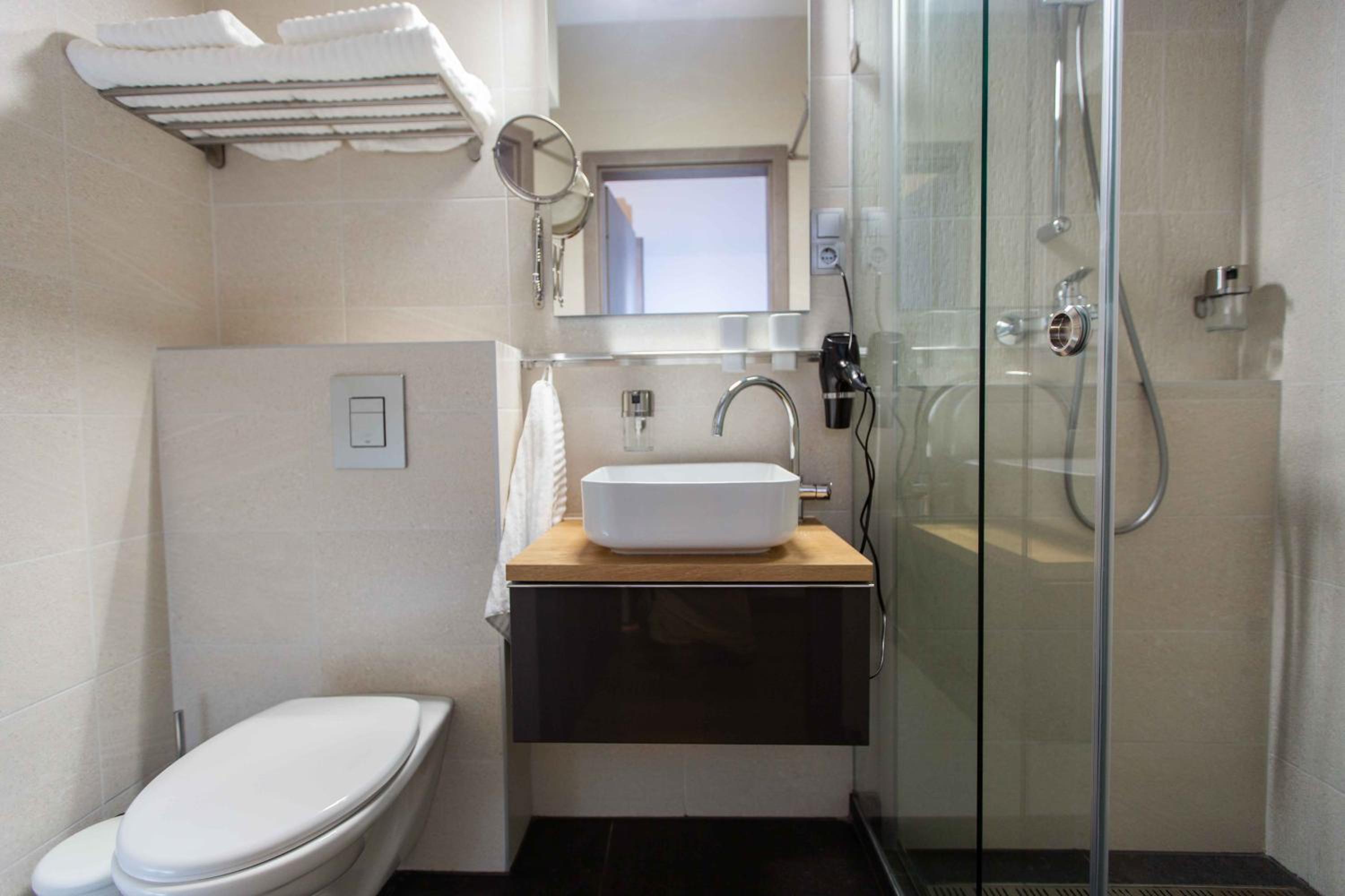 Budget Double Room - Photo 10