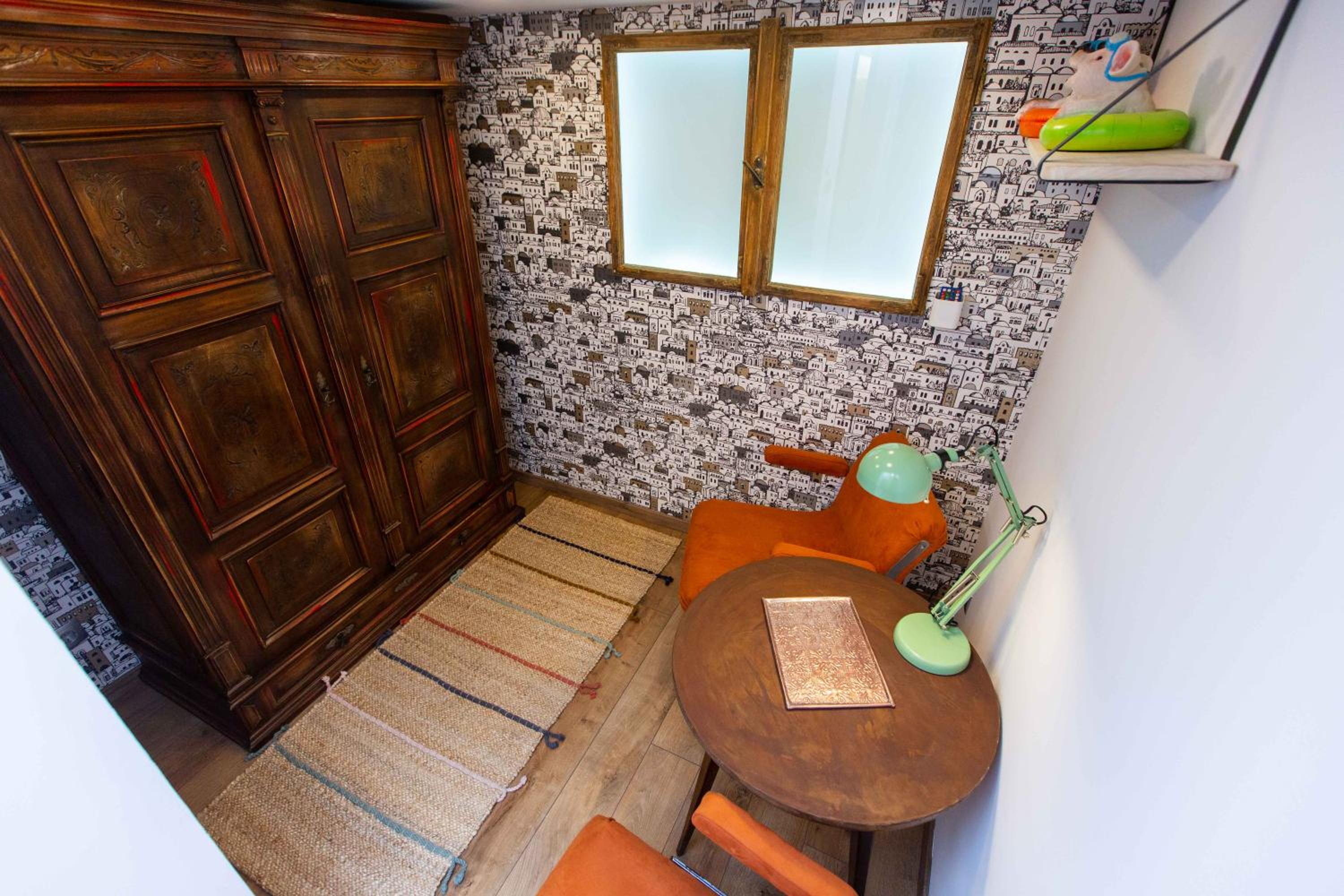 Budget Double Room - Photo 9