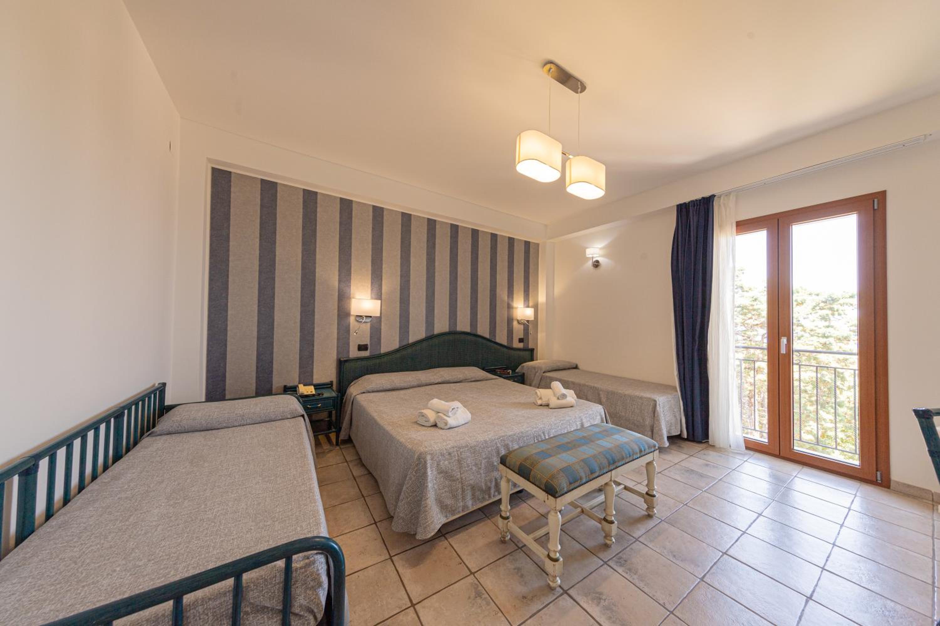 Superior Triple Room with Sea View - Photo 6