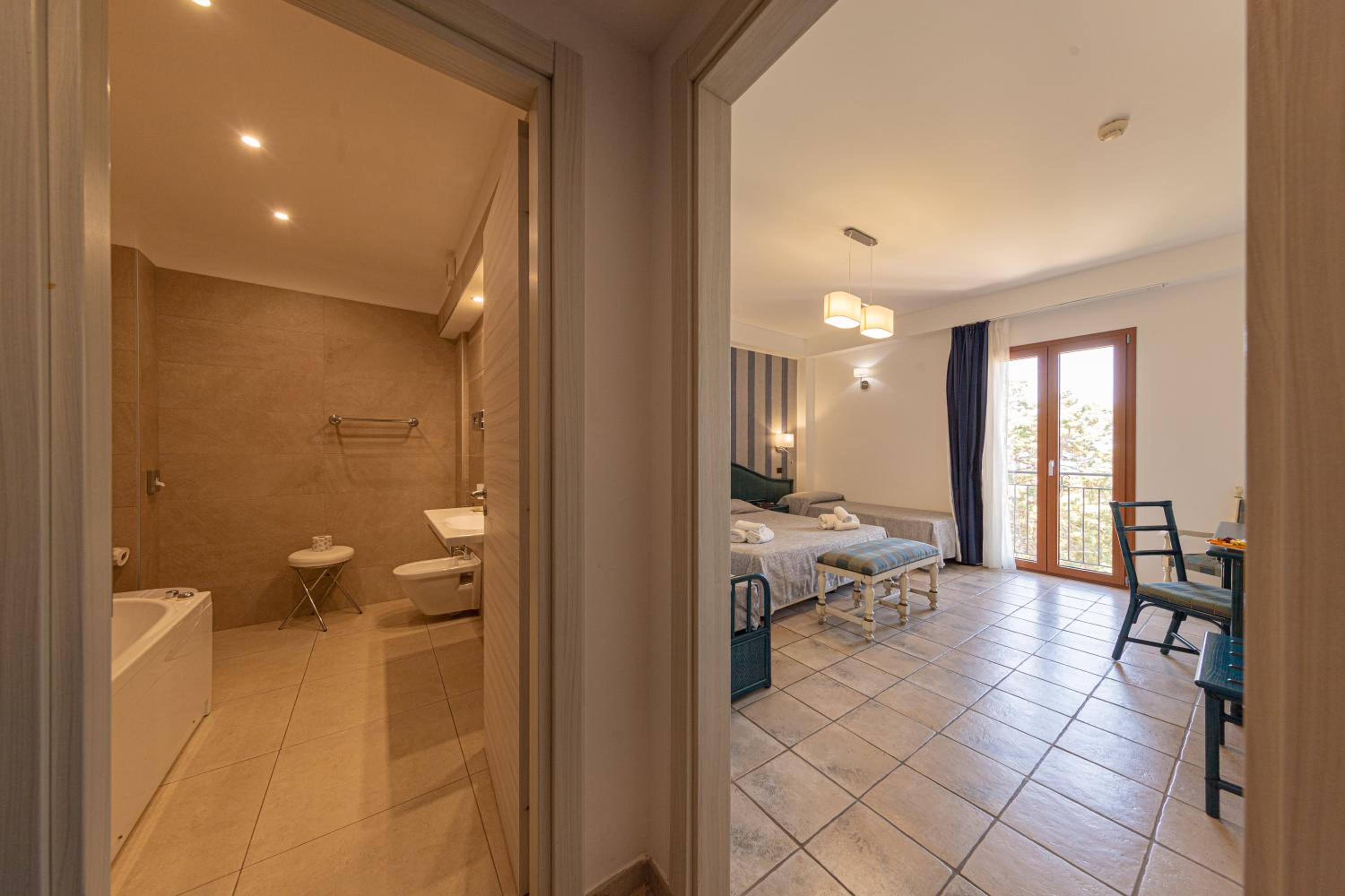Superior Triple Room with Sea View - Photo 7