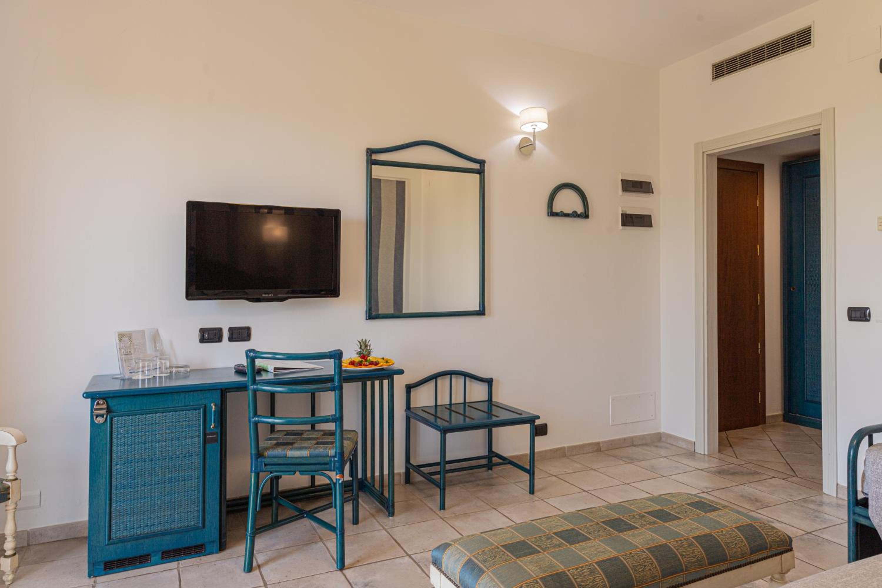 Superior Triple Room with Sea View - Photo 8