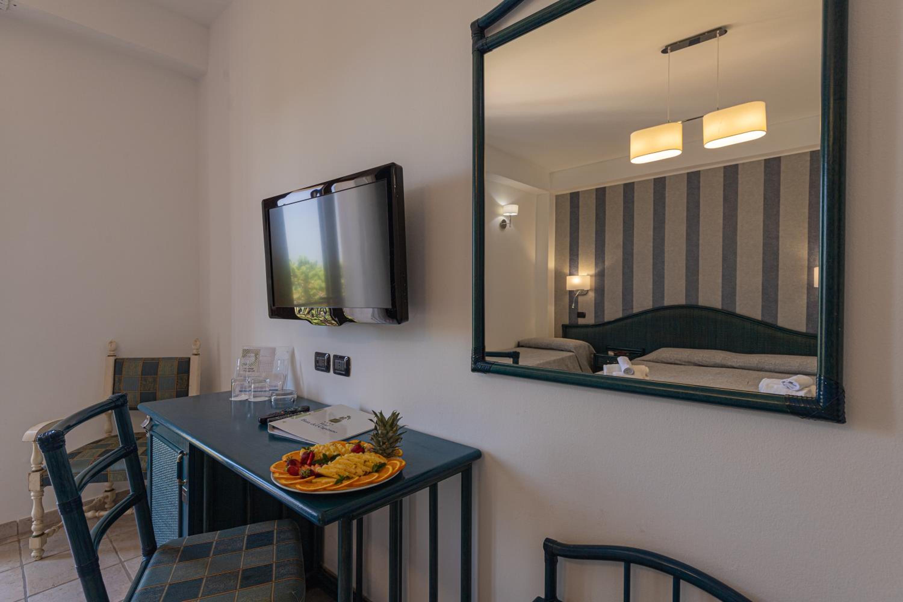 Superior Triple Room with Sea View - Photo 9