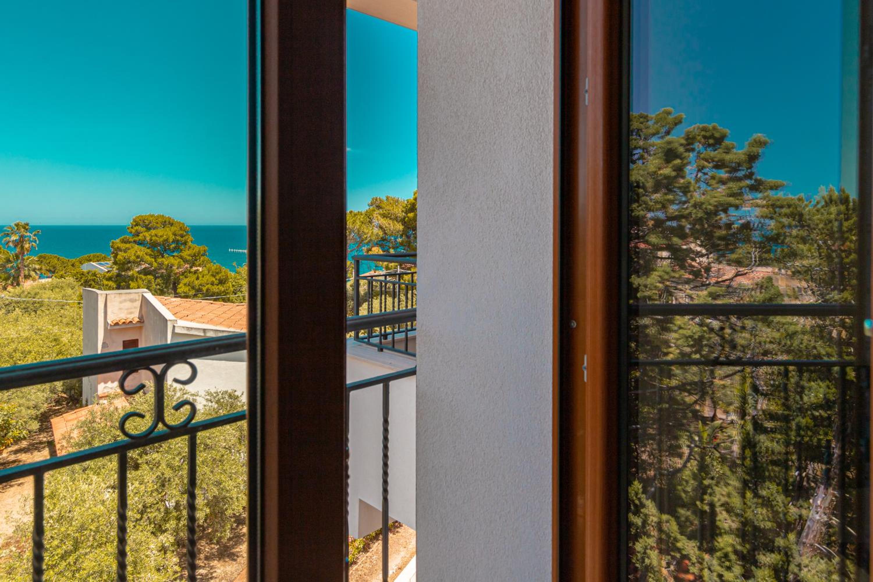 Superior Triple Room with Sea View - Photo 11
