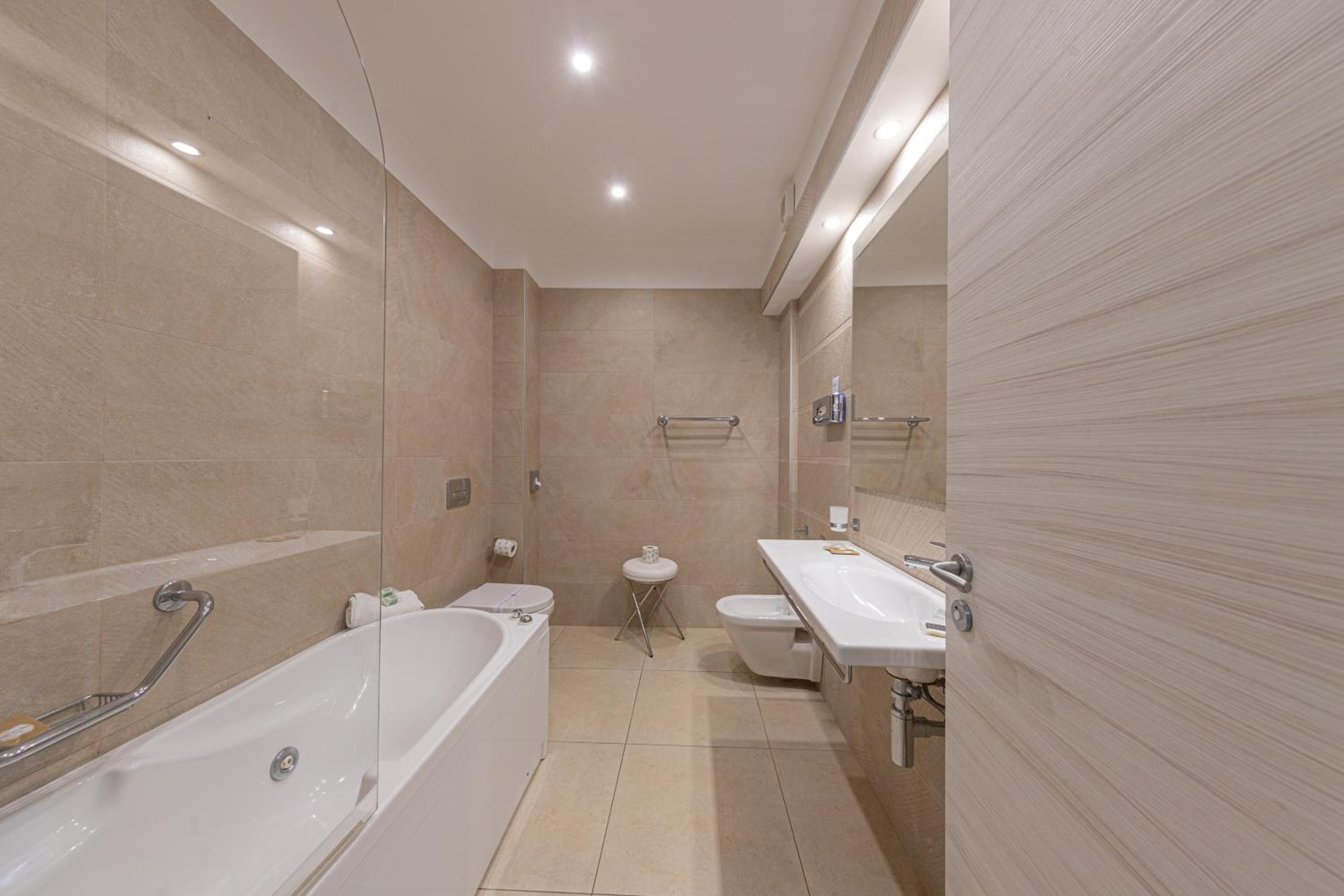Superior Triple Room with Sea View - Photo 10