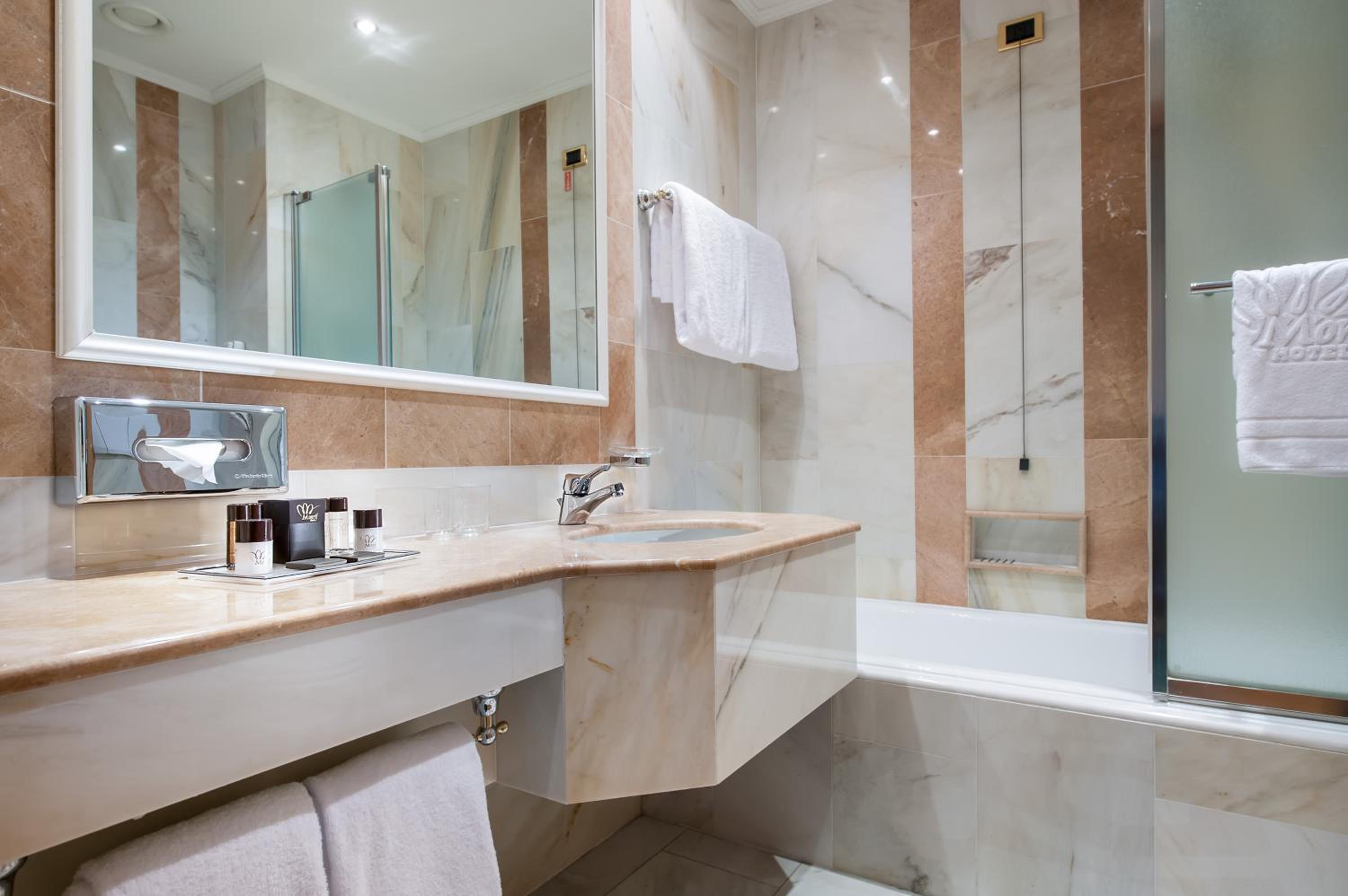 Double Room - Photo 5