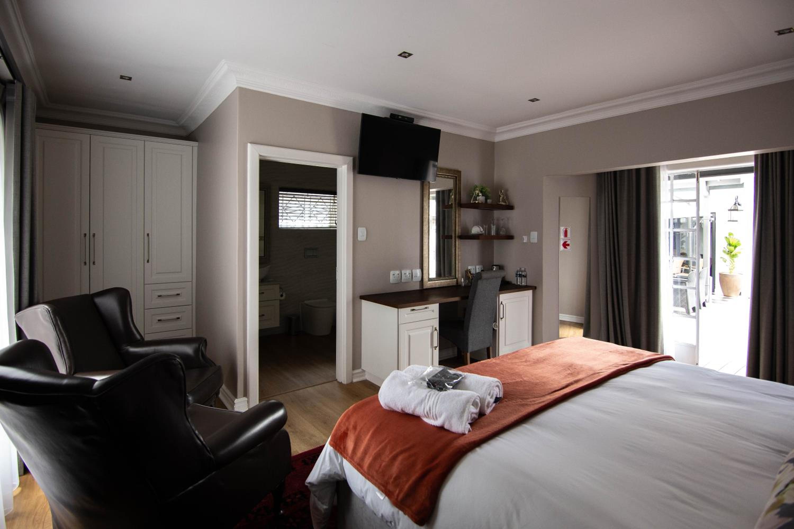 Large Double Room - Photo 1