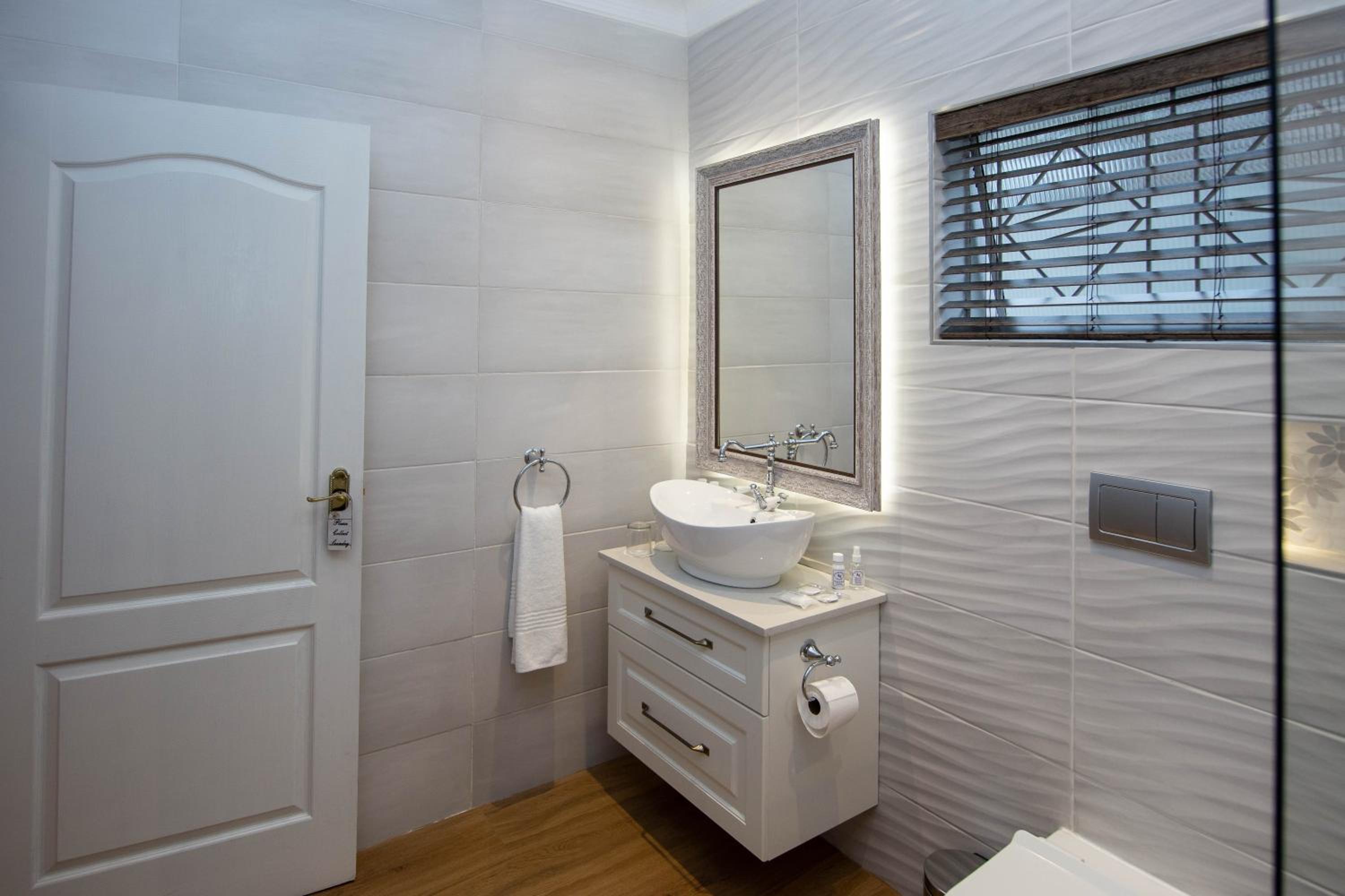 Large Double Room - Photo 4
