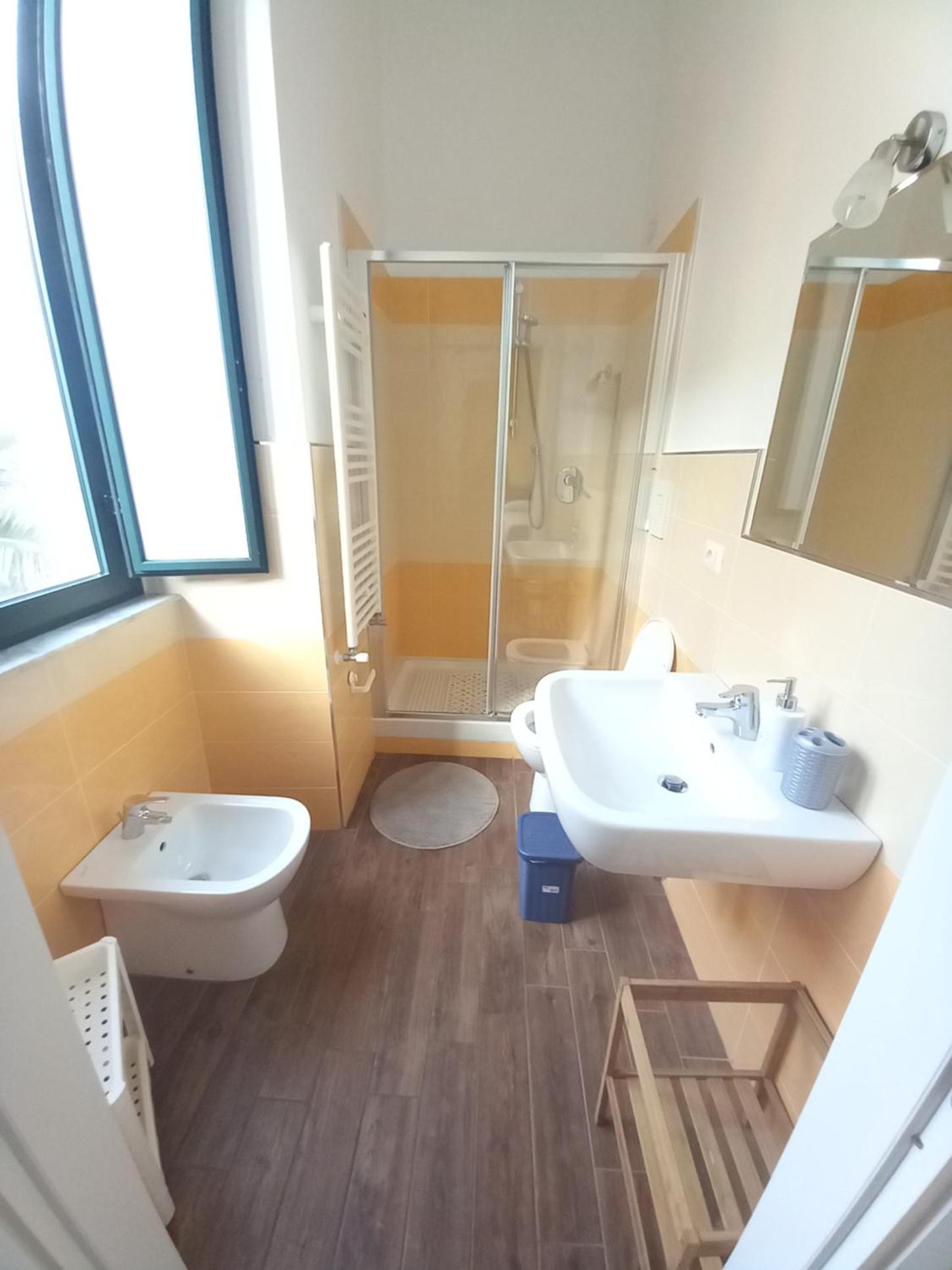 Double Room with Private Bathroom - Photo 9