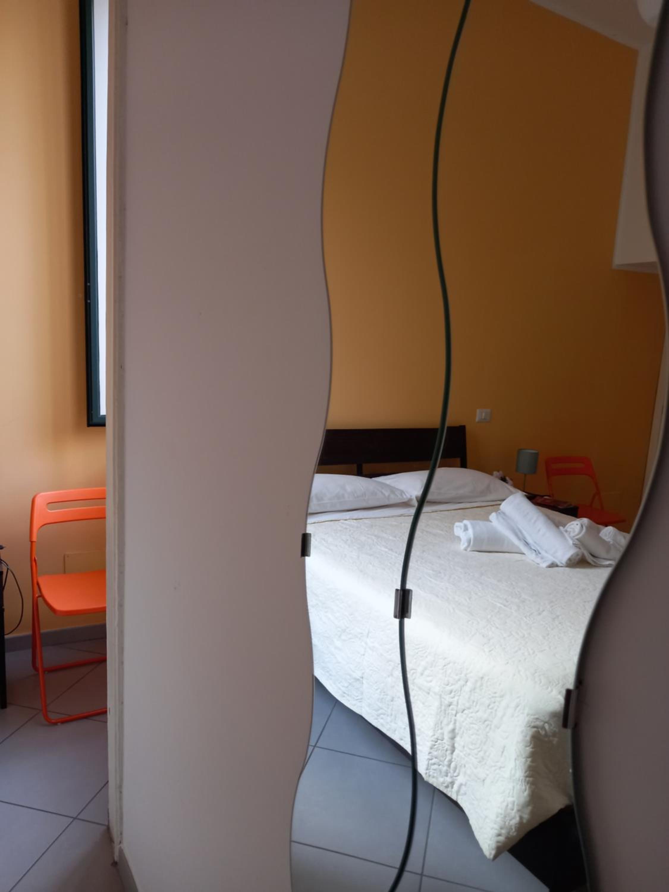 Double Room with Private Bathroom - Photo 18