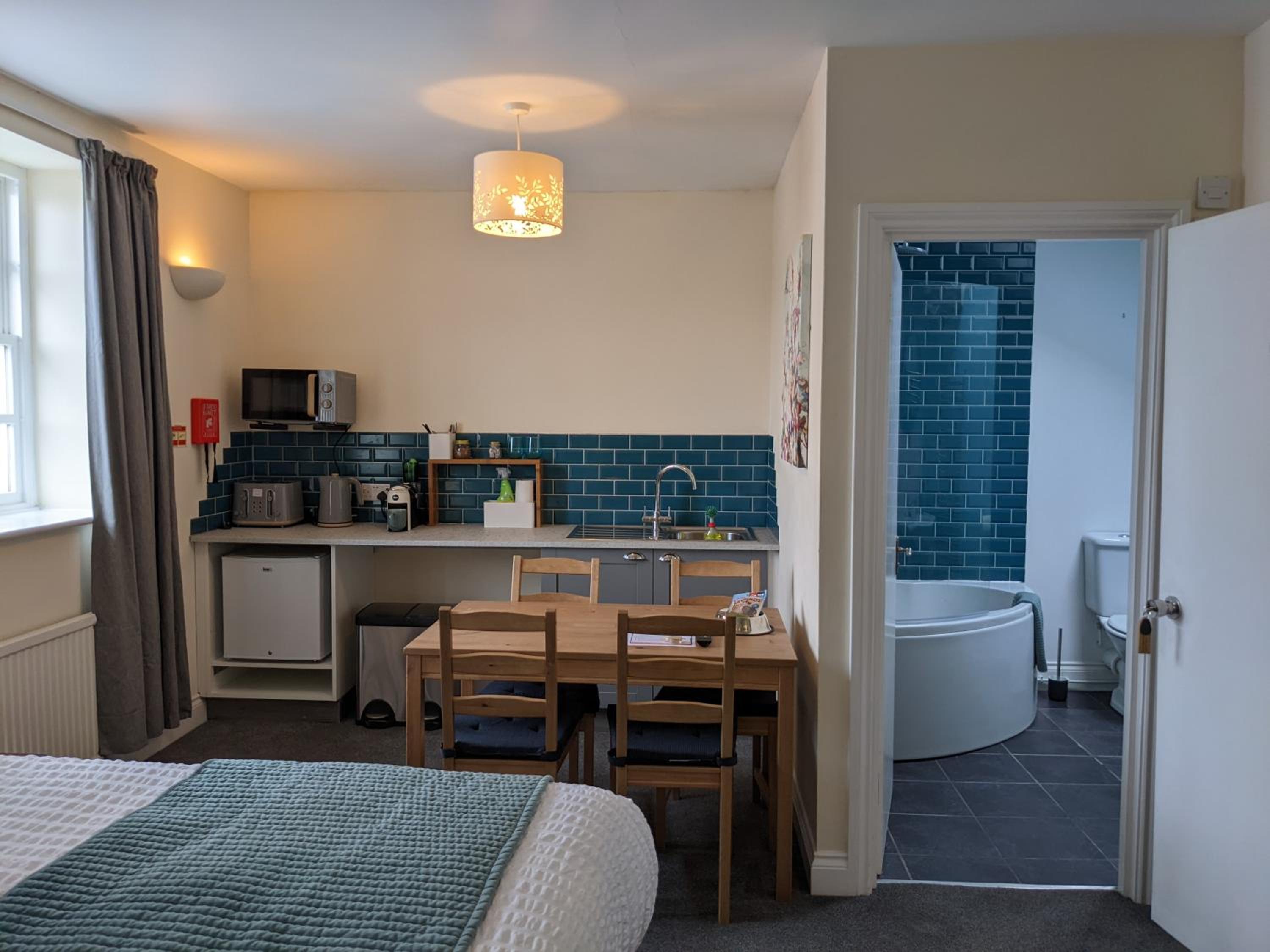 Superior King Suite - Photo 7