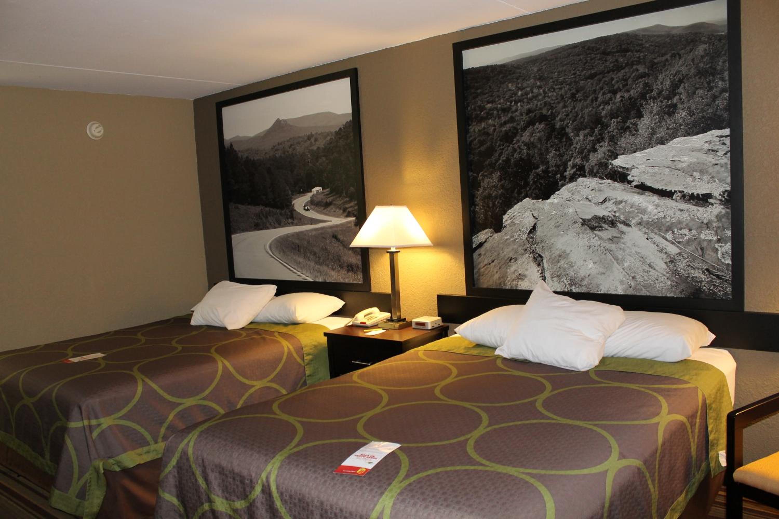 Queen Room with Two Queen Beds - Non-Smoking - Photo 4