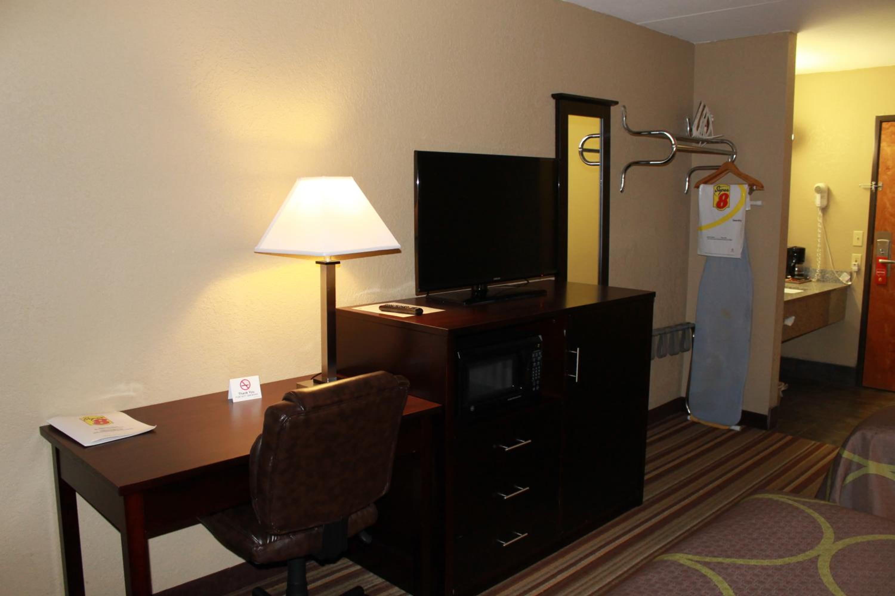 Queen Room with Two Queen Beds - Non-Smoking - Photo 3