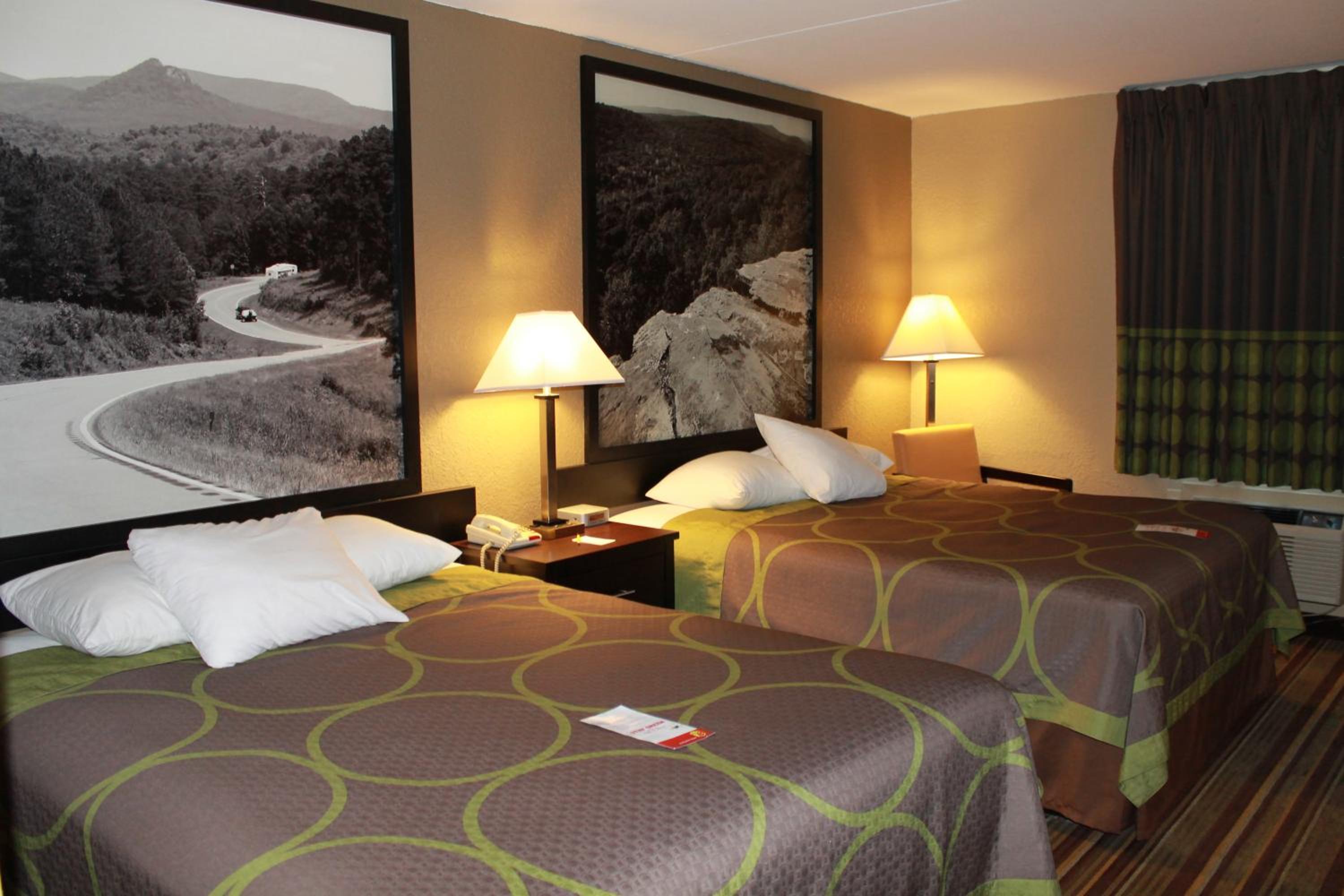 Queen Room with Two Queen Beds - Non-Smoking - Photo 1
