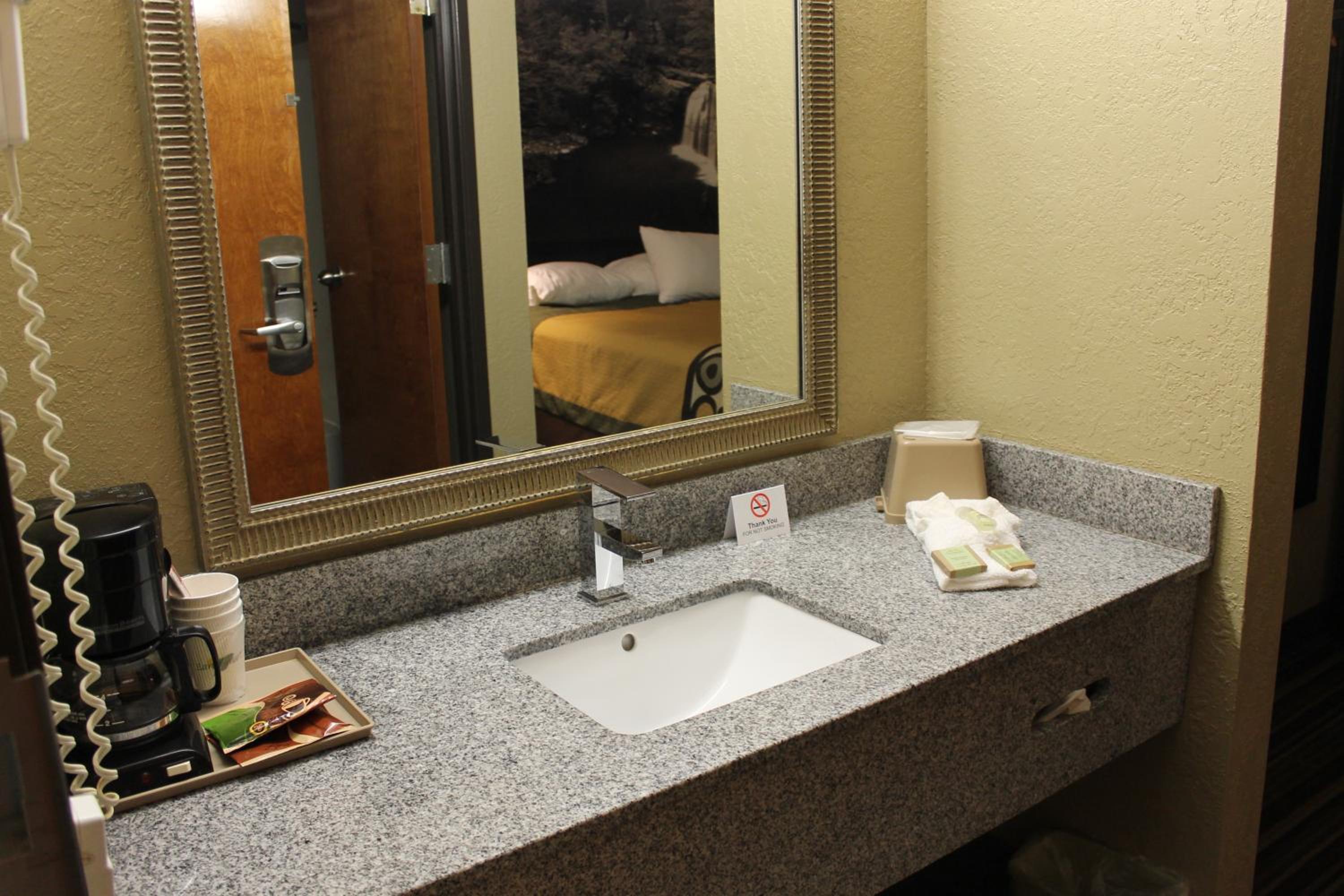Queen Room with Two Queen Beds - Non-Smoking - Photo 2