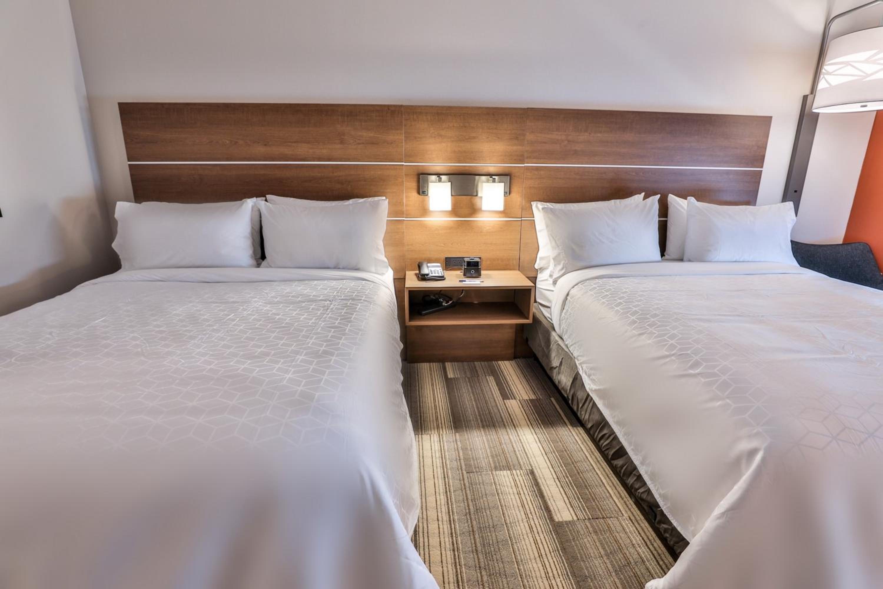 Standard Queen Room with Two Queen Beds - Extra Floor Space - Photo 3
