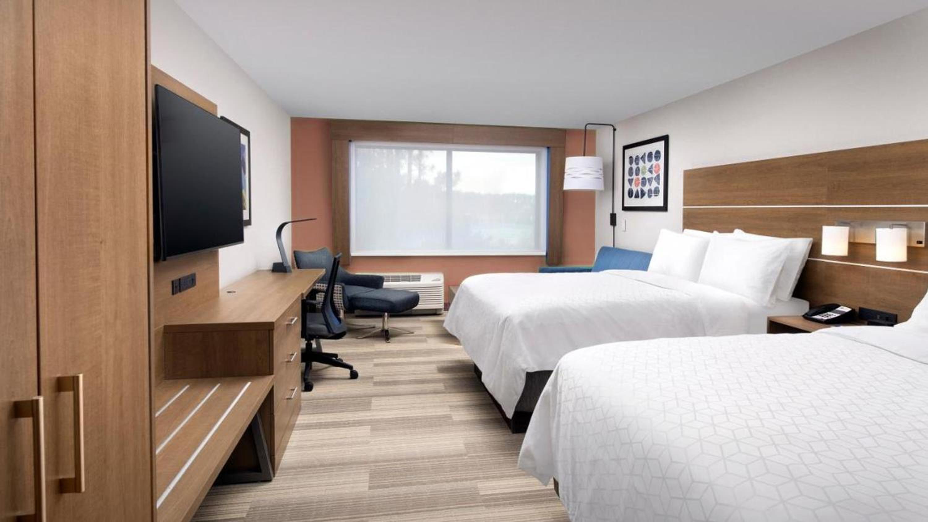 Standard Queen Room with Two Queen Beds - Photo 6