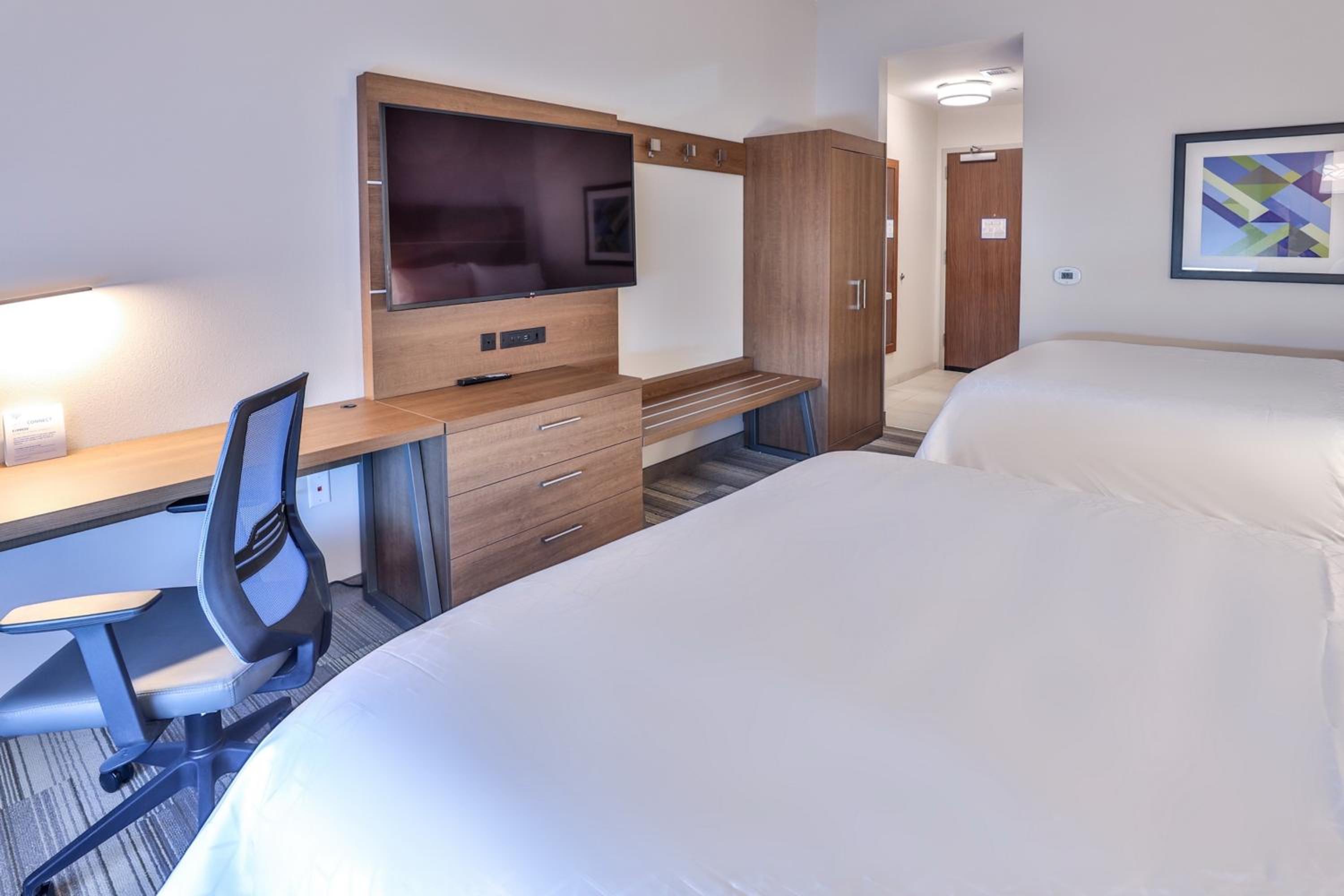 Standard Queen Room with Two Queen Beds - Extra Floor Space - Photo 4