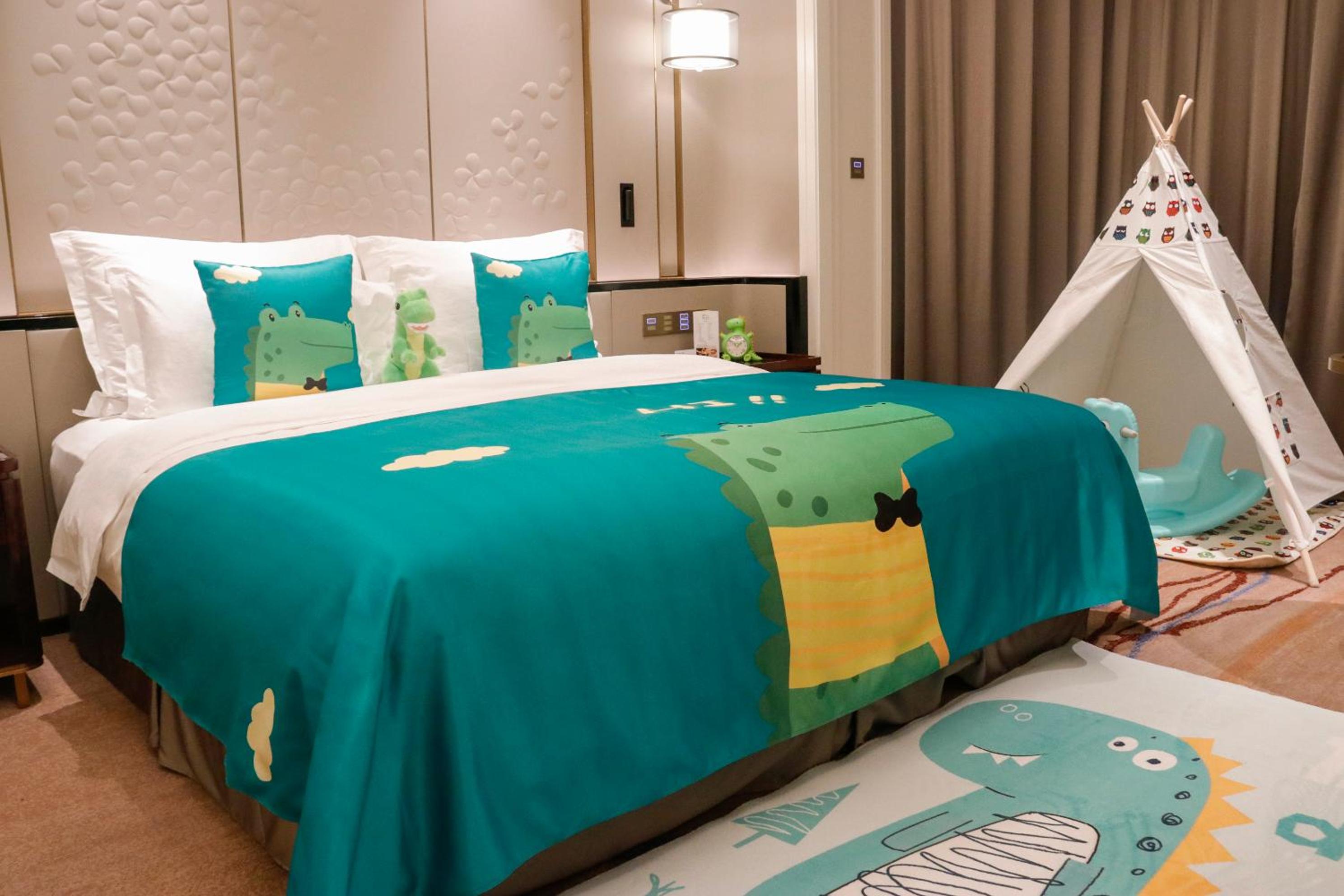 1 King Bed, Theme Room, Tyrannosaurus Rex - Photo 1