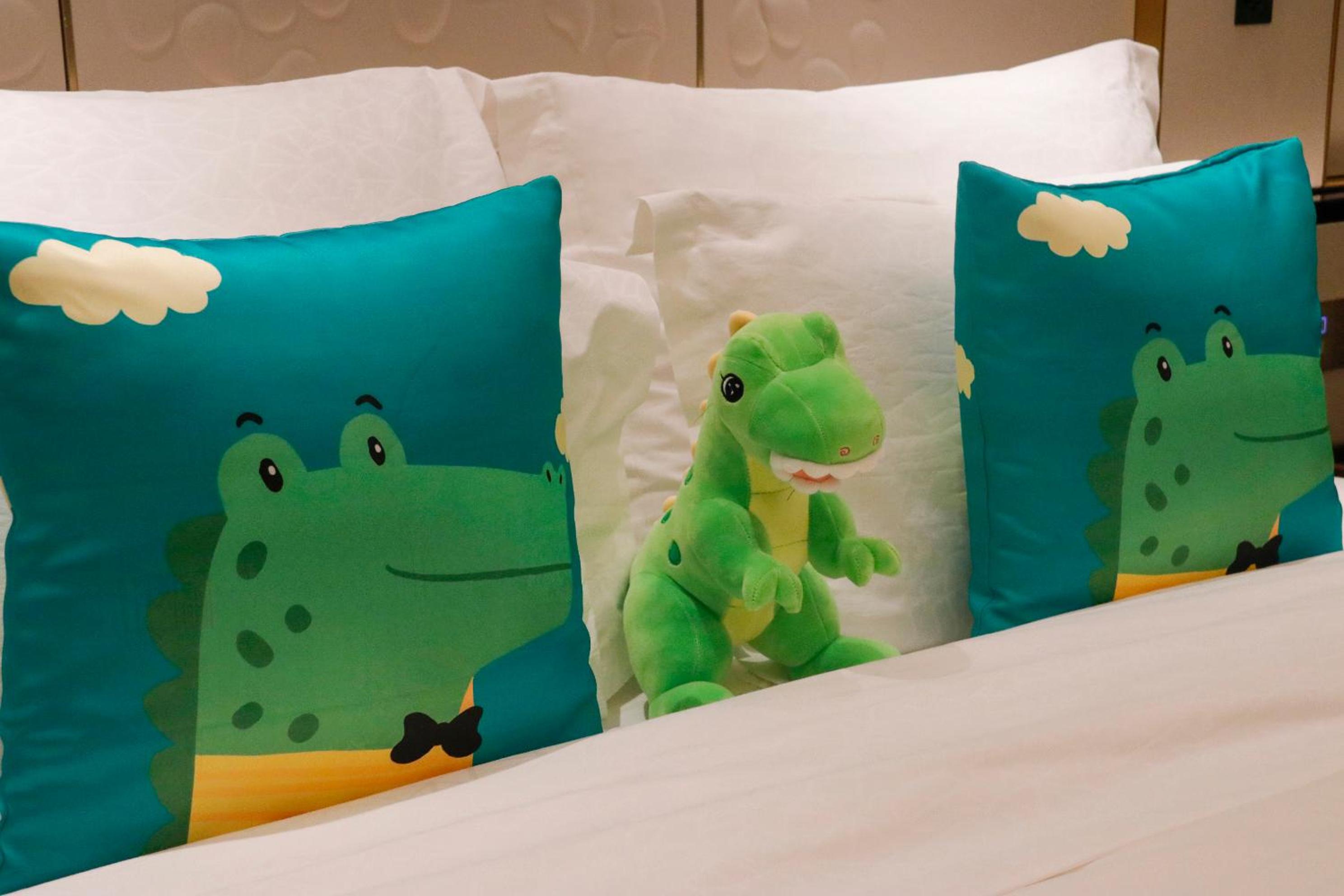 1 King Bed, Theme Room, Tyrannosaurus Rex - Photo 4