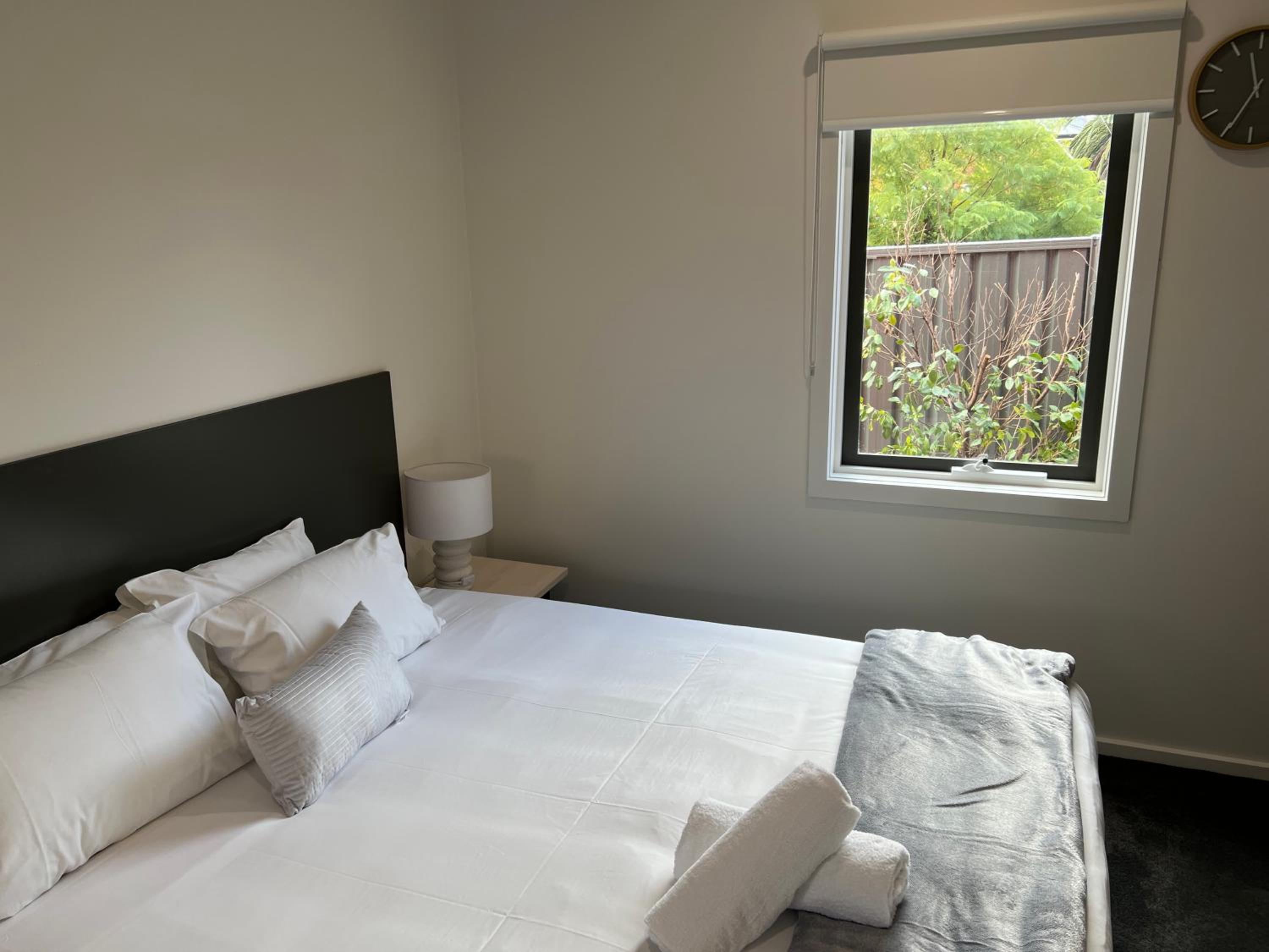 Deluxe King Room - Photo 4
