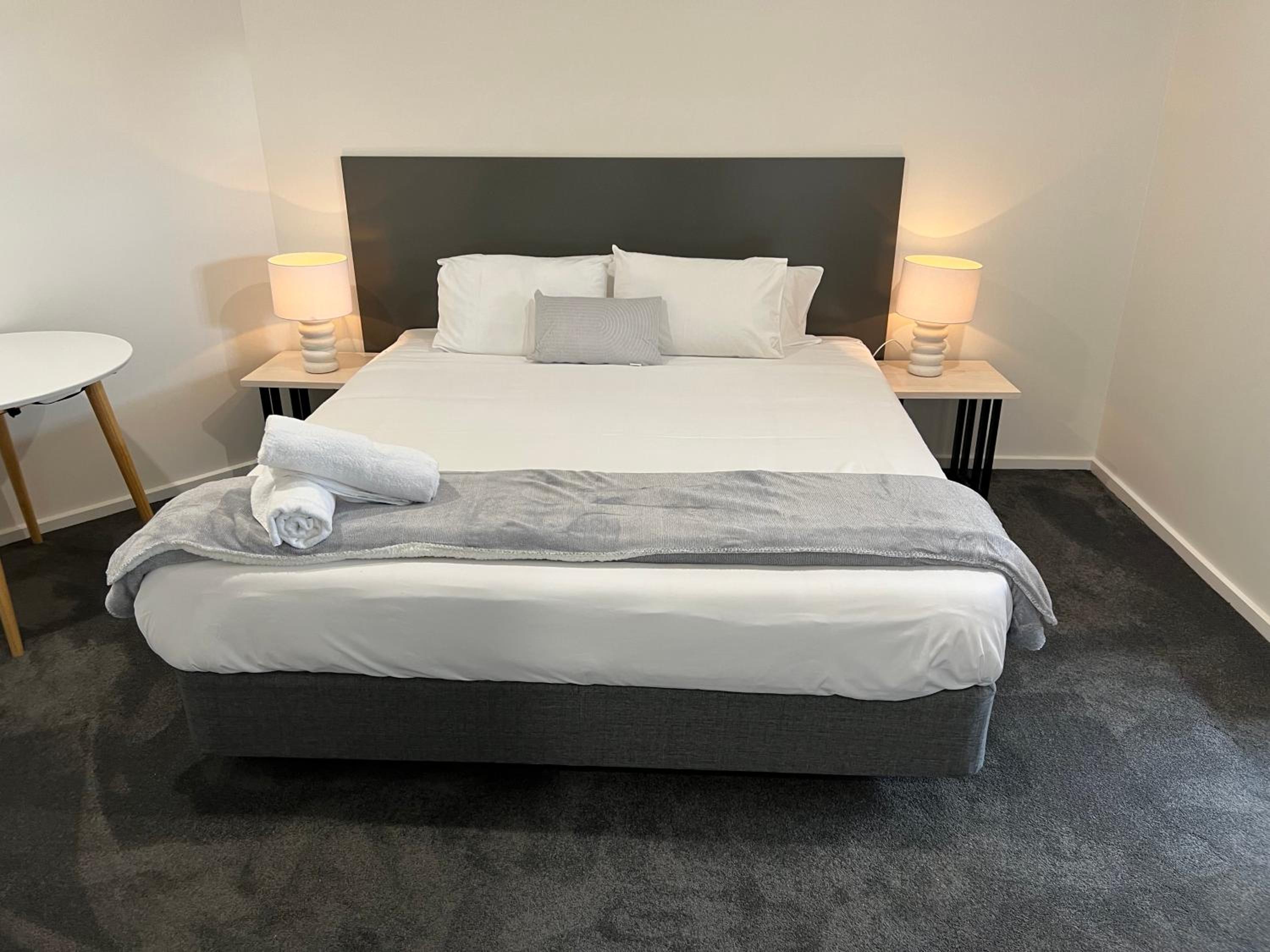 Deluxe King Room - Photo 9