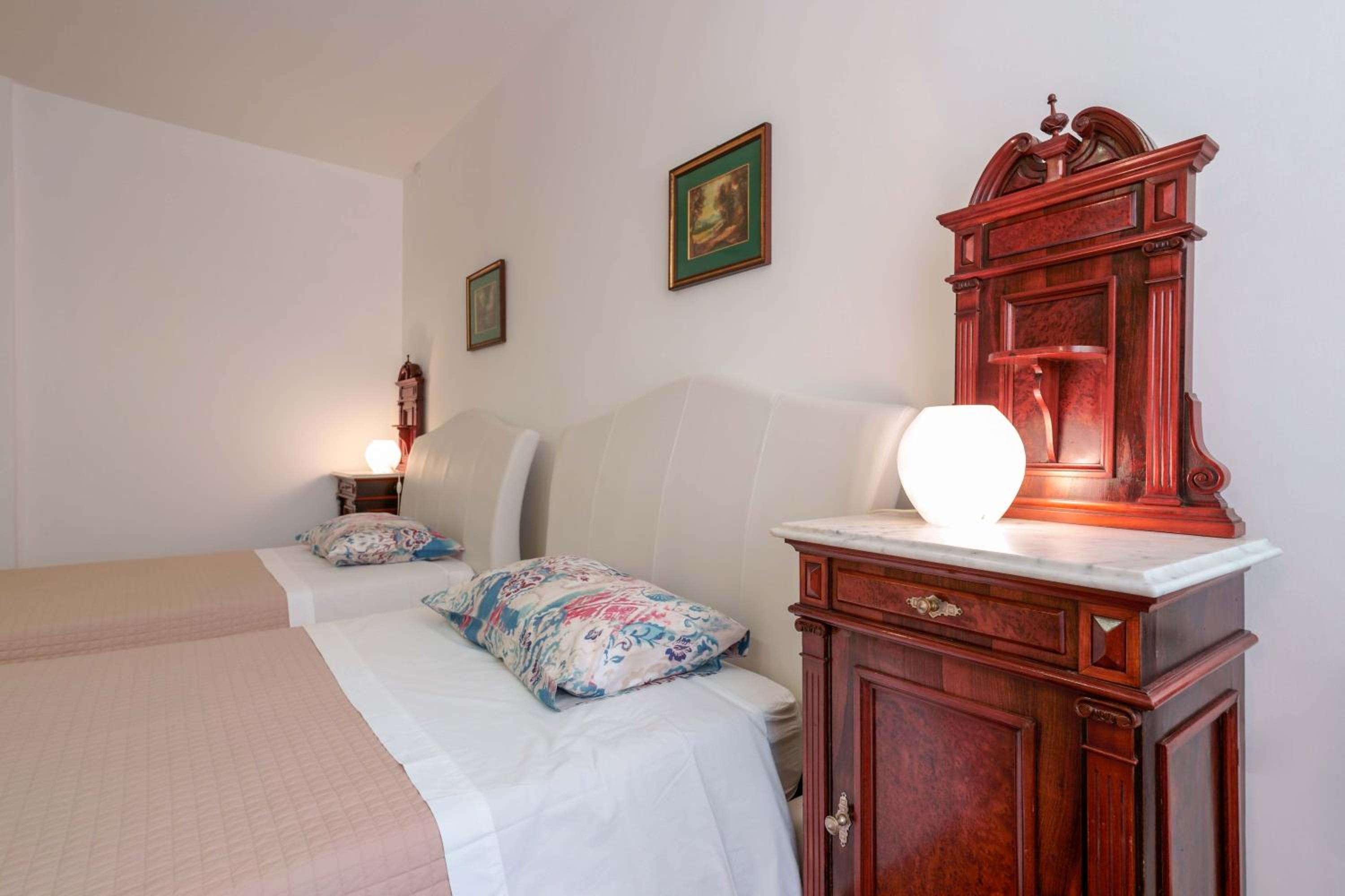 Deluxe Queen Room with Two Queen Beds - Photo 5