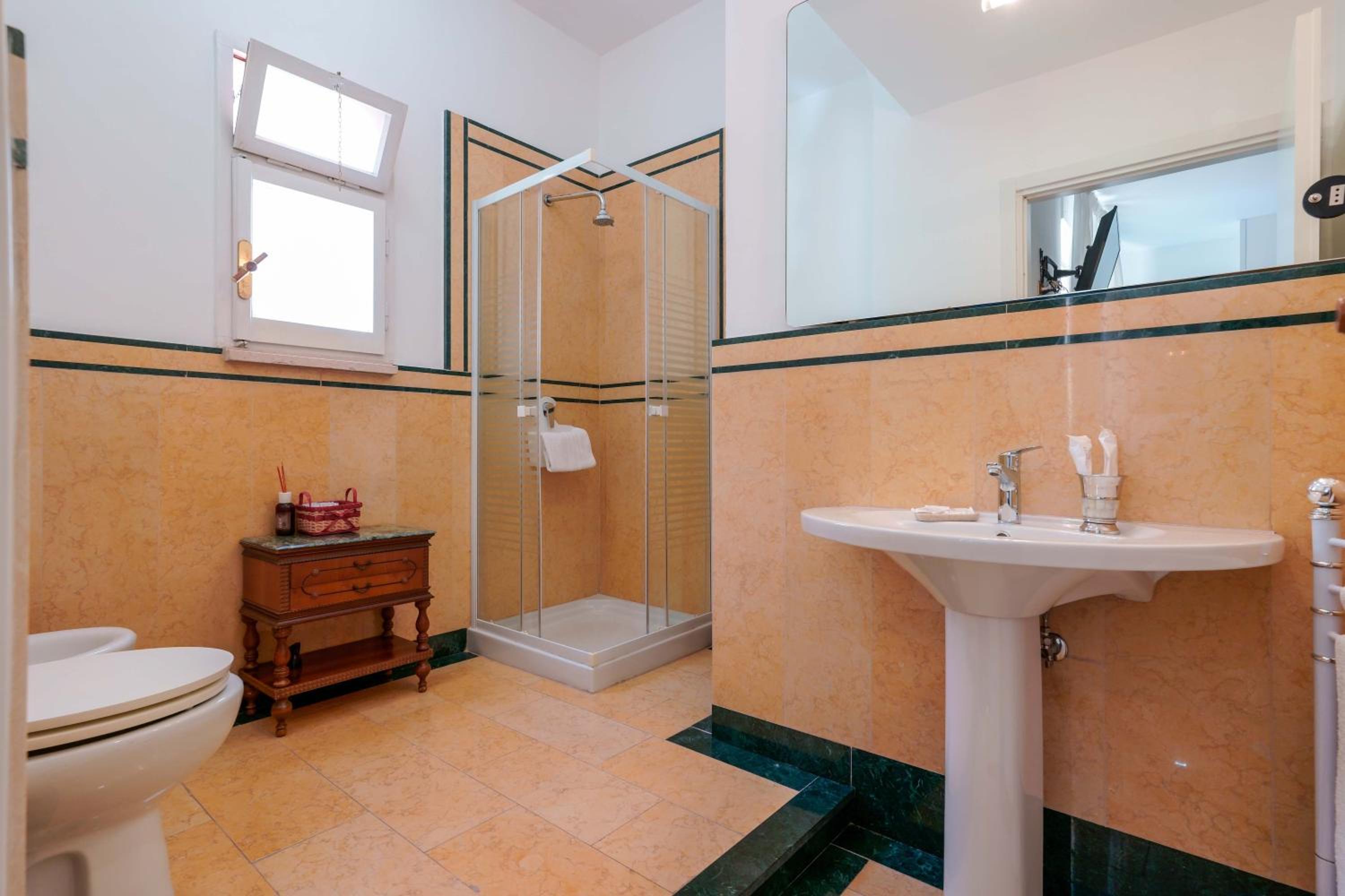 Deluxe Queen Room with Two Queen Beds - Photo 4