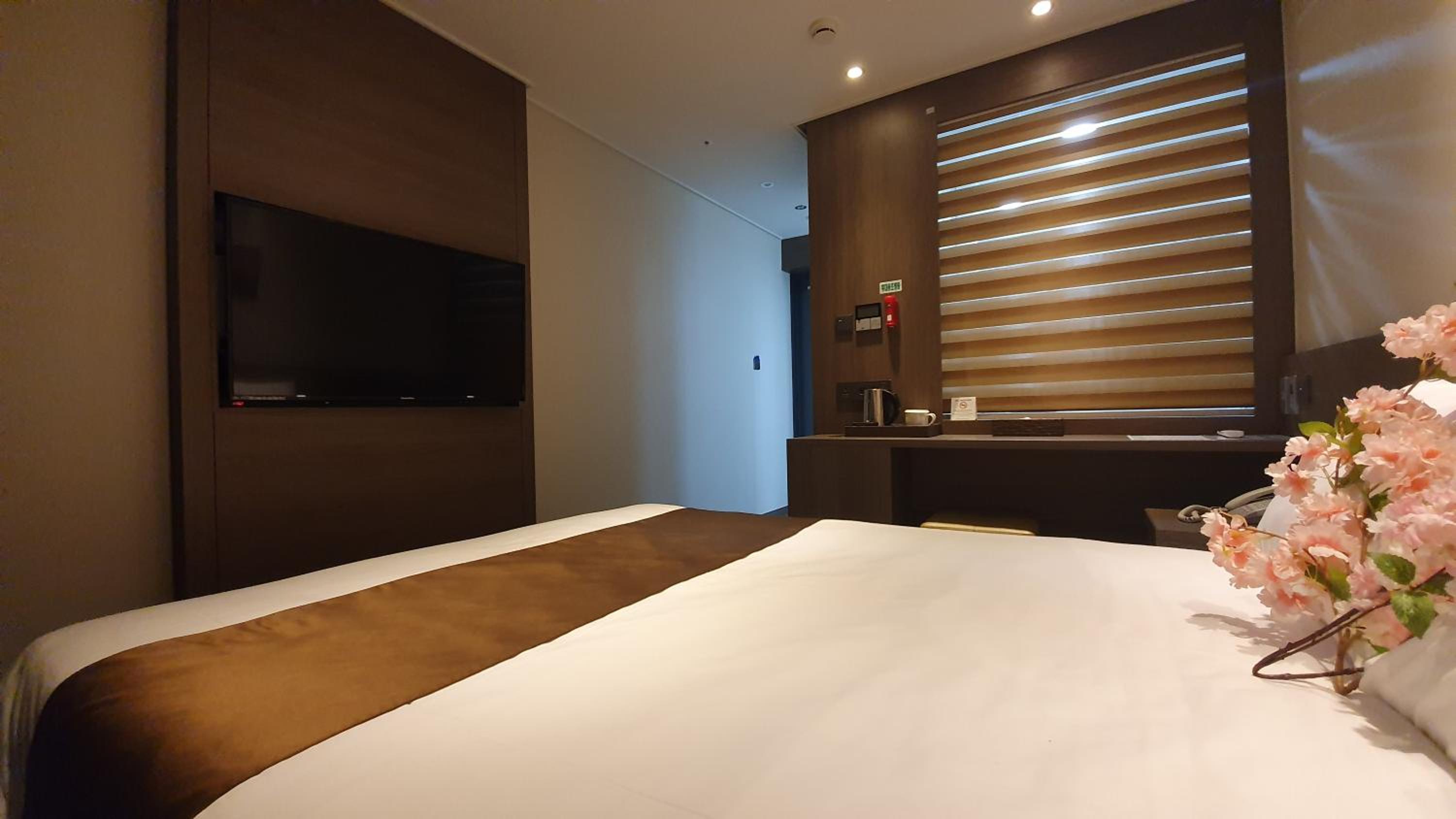 [Special Offer - Pole Dance Performance + Giveaway + Netflix] Standard Double Room With No View