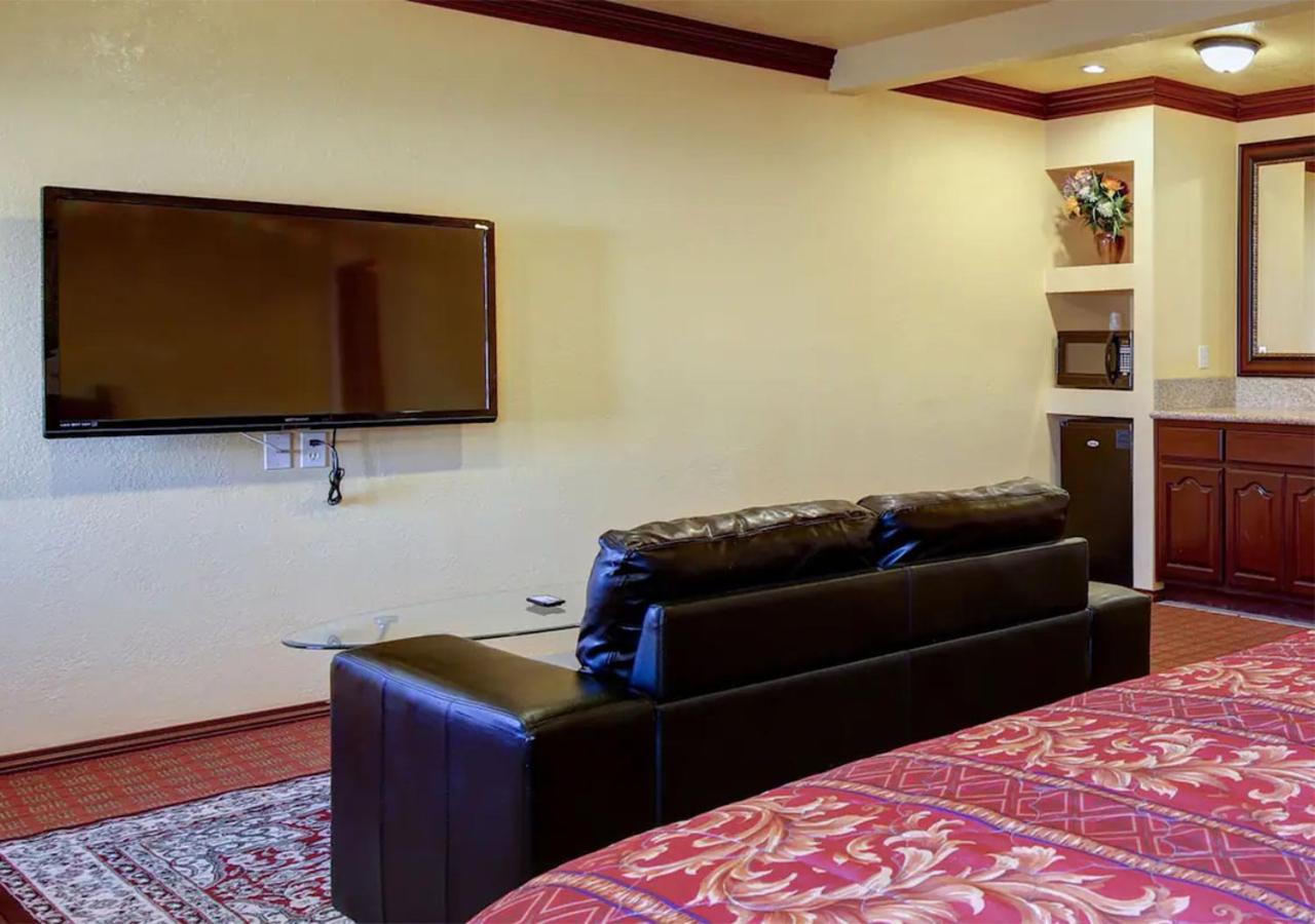 Deluxe King Room photo 2